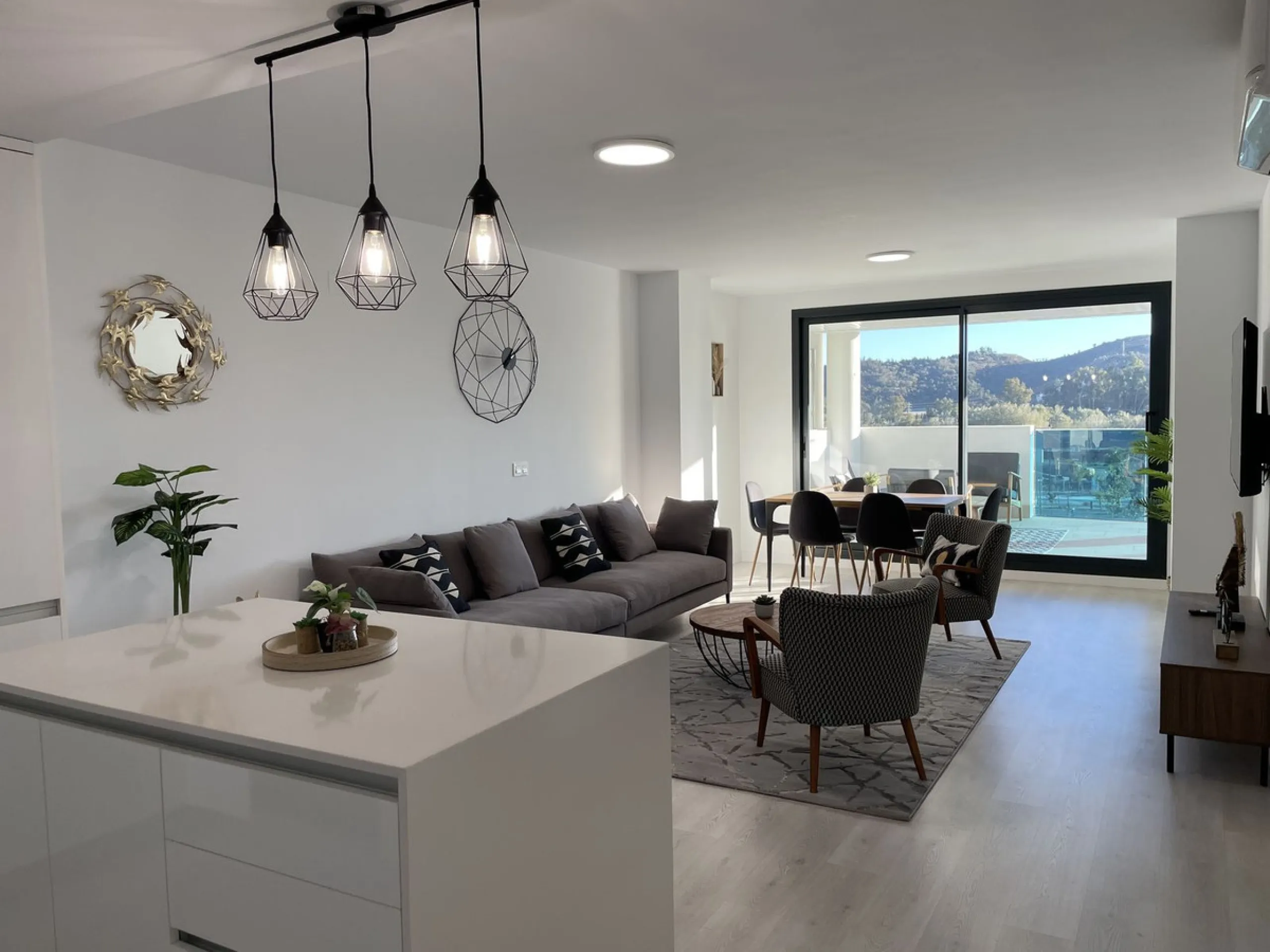 Modern and spacious 3 bedrooms 2,5 bathrooms apartment in Las lagunas Fuengirola, south facing sizeable covered terrace, open plan kitchen, separate laundry/utility room, top appliances,