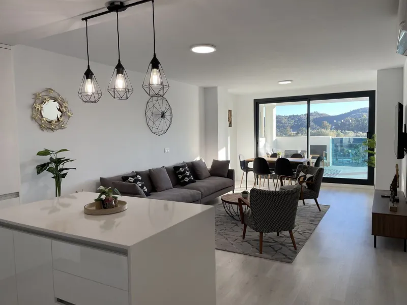 Modern and spacious 3 bedrooms 2,5 bathrooms apartment in Las lagunas Fuengirola, south facing sizeable covered terrace, open plan kitchen, separate laundry/utility room, top appliances,