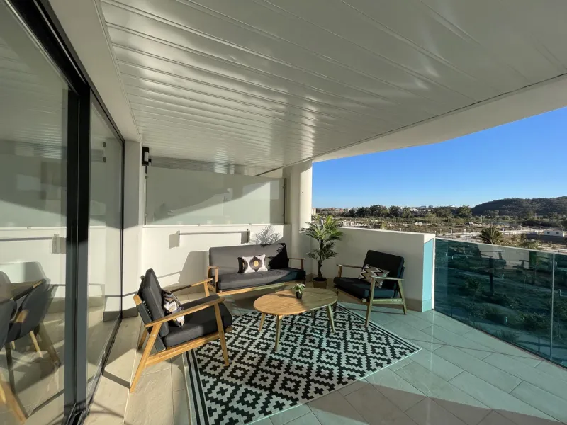 Modern and spacious 3 bedrooms 2,5 bathrooms apartment in Las lagunas Fuengirola, south facing sizeable covered terrace, open plan kitchen, separate laundry/utility room, top appliances,