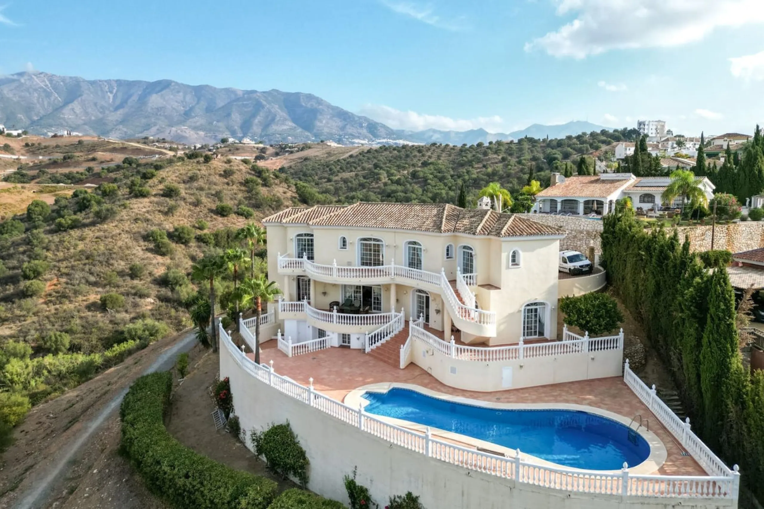 In my opinion the most impressive, front line golf villa with the most stuning views.  Situated on the popular Mijas Golf Urbanisation.  This is a fantastic location for golf enthusiasts and families alike with bars, restaurants and two 18 hole courses (L