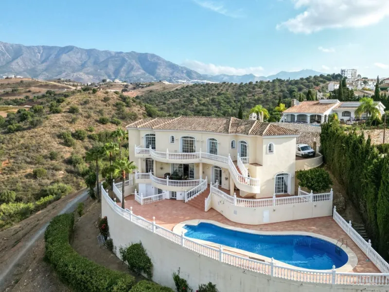 In my opinion the most impressive, front line golf villa with the most stuning views.  Situated on the popular Mijas Golf Urbanisation.  This is a fantastic location for golf enthusiasts and families alike with bars, restaurants and two 18 hole courses (L
