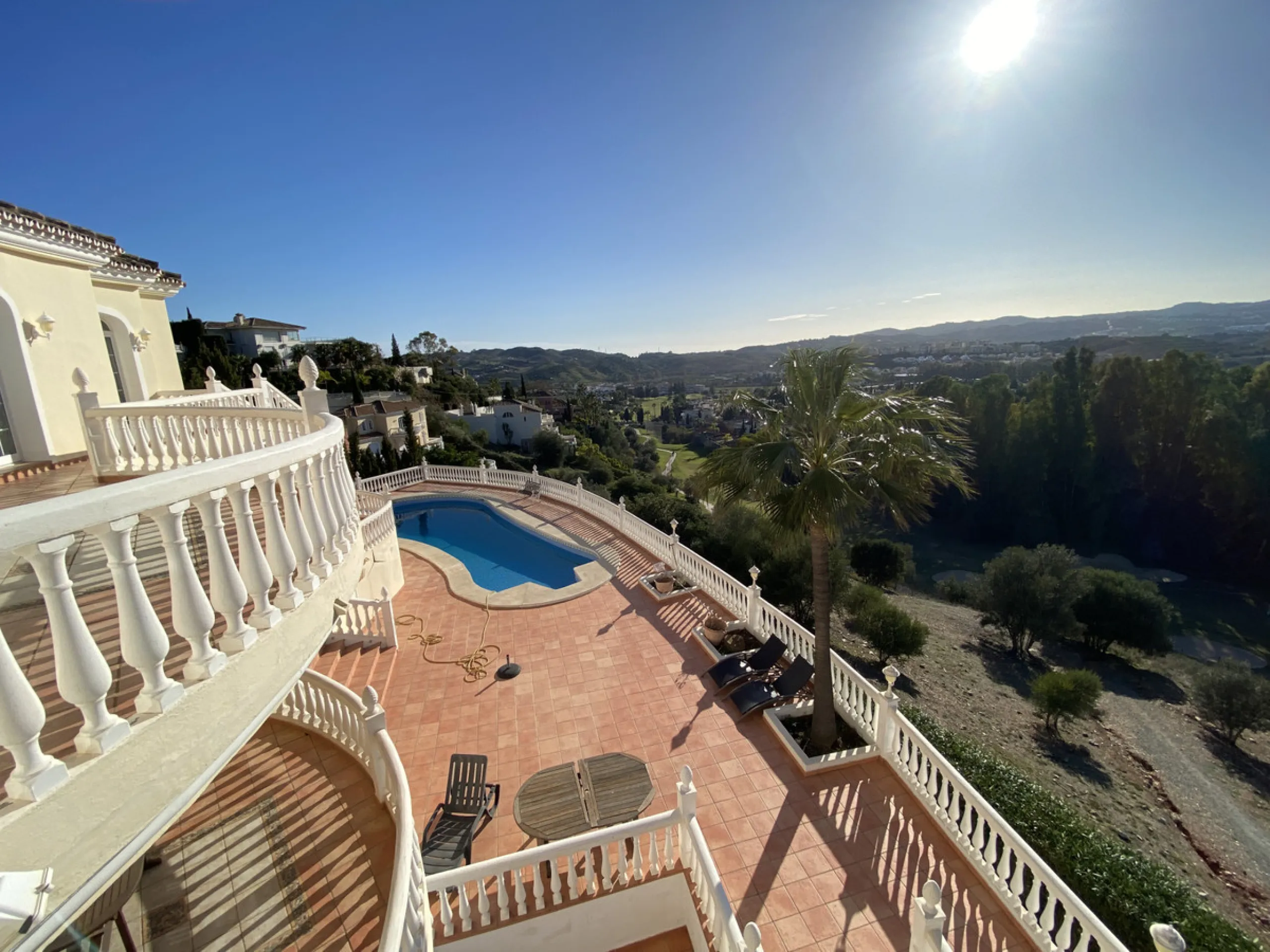 In my opinion the most impressive, front line golf villa with the most stuning views.  Situated on the popular Mijas Golf Urbanisation.  This is a fantastic location for golf enthusiasts and families alike with bars, restaurants and two 18 hole courses (L