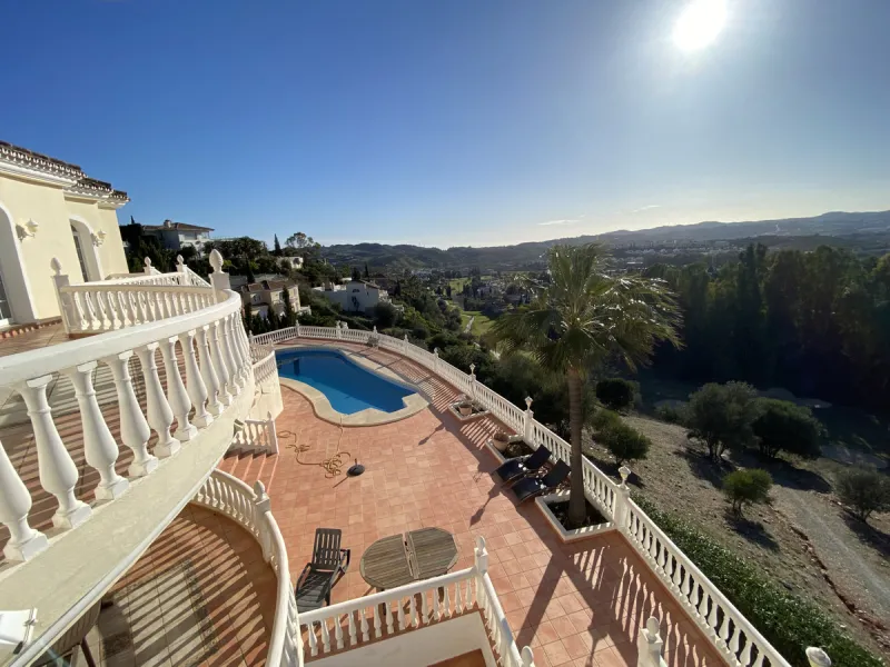 In my opinion the most impressive, front line golf villa with the most stuning views.  Situated on the popular Mijas Golf Urbanisation.  This is a fantastic location for golf enthusiasts and families alike with bars, restaurants and two 18 hole courses (L