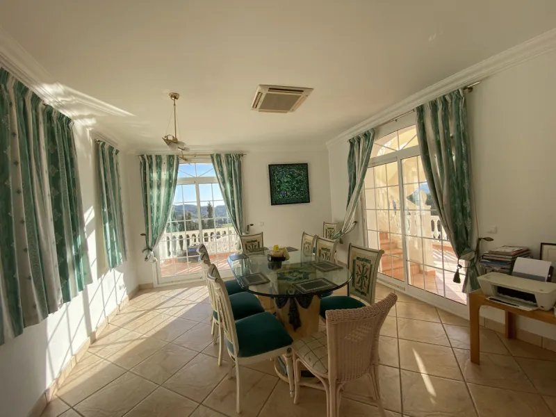 In my opinion the most impressive, front line golf villa with the most stuning views.  Situated on the popular Mijas Golf Urbanisation.  This is a fantastic location for golf enthusiasts and families alike with bars, restaurants and two 18 hole courses (L