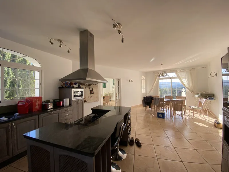 In my opinion the most impressive, front line golf villa with the most stuning views.  Situated on the popular Mijas Golf Urbanisation.  This is a fantastic location for golf enthusiasts and families alike with bars, restaurants and two 18 hole courses (L