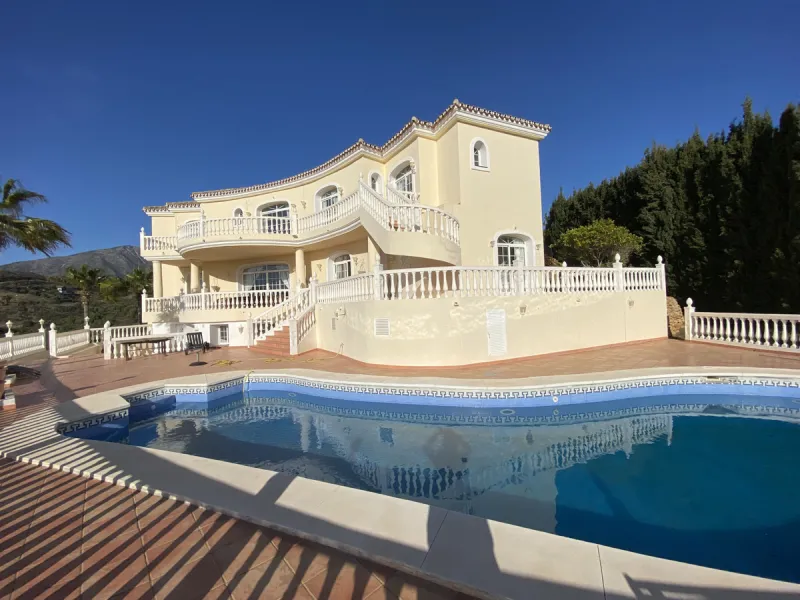 In my opinion the most impressive, front line golf villa with the most stuning views.  Situated on the popular Mijas Golf Urbanisation.  This is a fantastic location for golf enthusiasts and families alike with bars, restaurants and two 18 hole courses (L