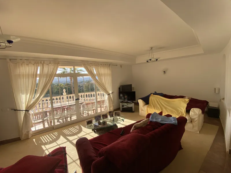 In my opinion the most impressive, front line golf villa with the most stuning views.  Situated on the popular Mijas Golf Urbanisation.  This is a fantastic location for golf enthusiasts and families alike with bars, restaurants and two 18 hole courses (L