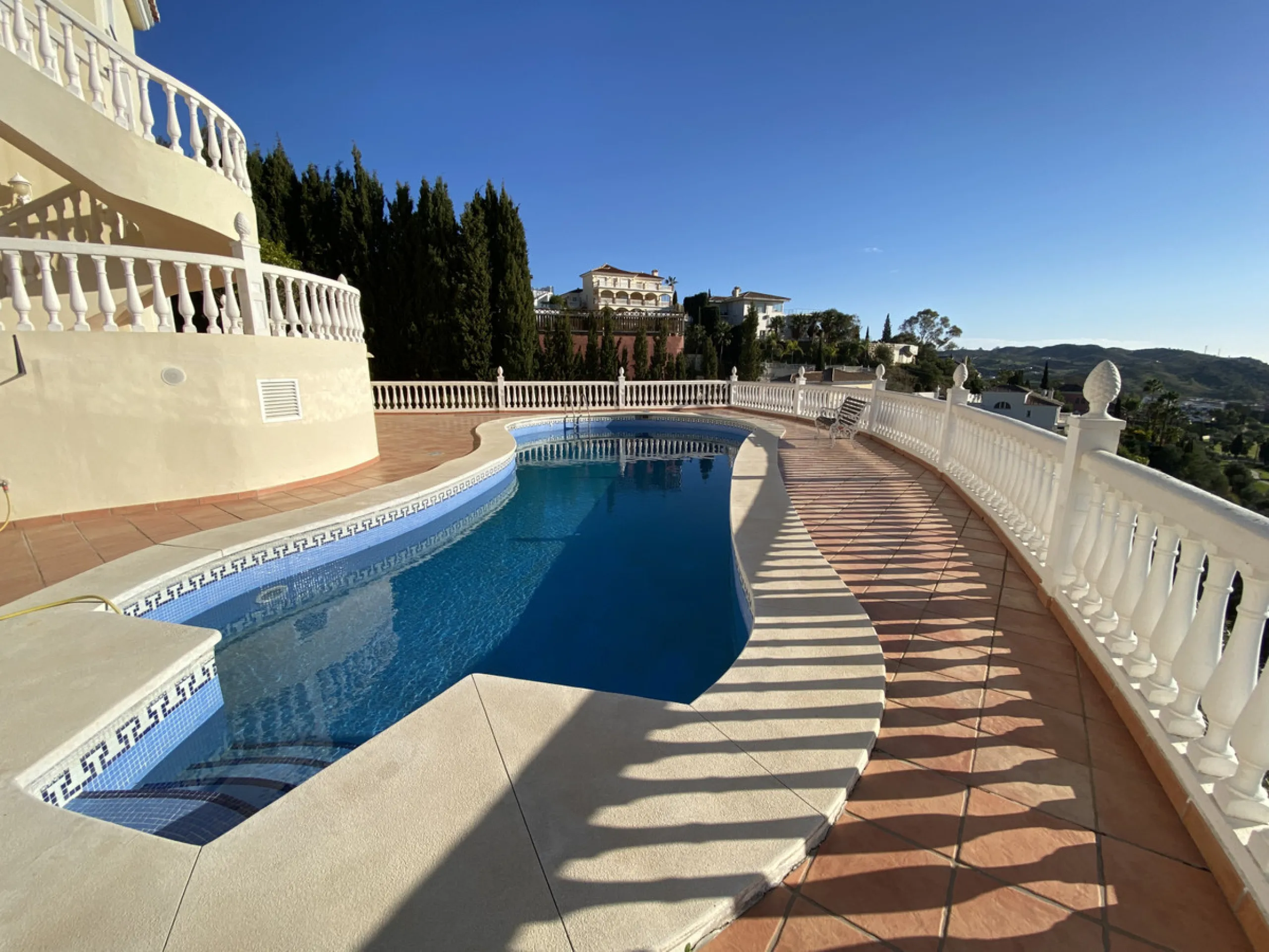 In my opinion the most impressive, front line golf villa with the most stuning views.  Situated on the popular Mijas Golf Urbanisation.  This is a fantastic location for golf enthusiasts and families alike with bars, restaurants and two 18 hole courses (L