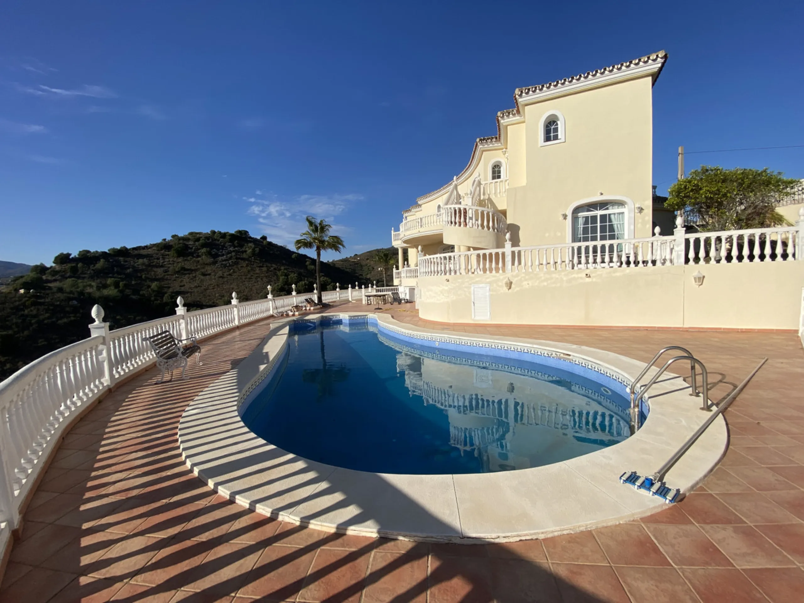 In my opinion the most impressive, front line golf villa with the most stuning views.  Situated on the popular Mijas Golf Urbanisation.  This is a fantastic location for golf enthusiasts and families alike with bars, restaurants and two 18 hole courses (L