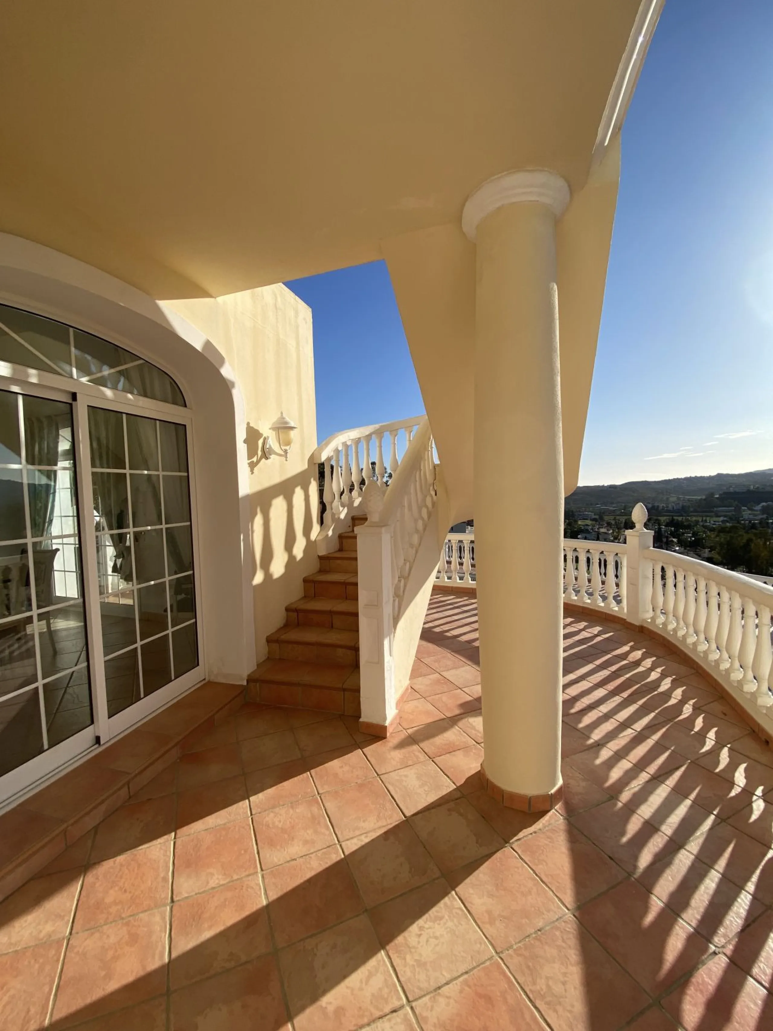 In my opinion the most impressive, front line golf villa with the most stuning views.  Situated on the popular Mijas Golf Urbanisation.  This is a fantastic location for golf enthusiasts and families alike with bars, restaurants and two 18 hole courses (L