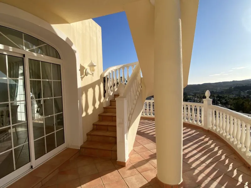 In my opinion the most impressive, front line golf villa with the most stuning views.  Situated on the popular Mijas Golf Urbanisation.  This is a fantastic location for golf enthusiasts and families alike with bars, restaurants and two 18 hole courses (L