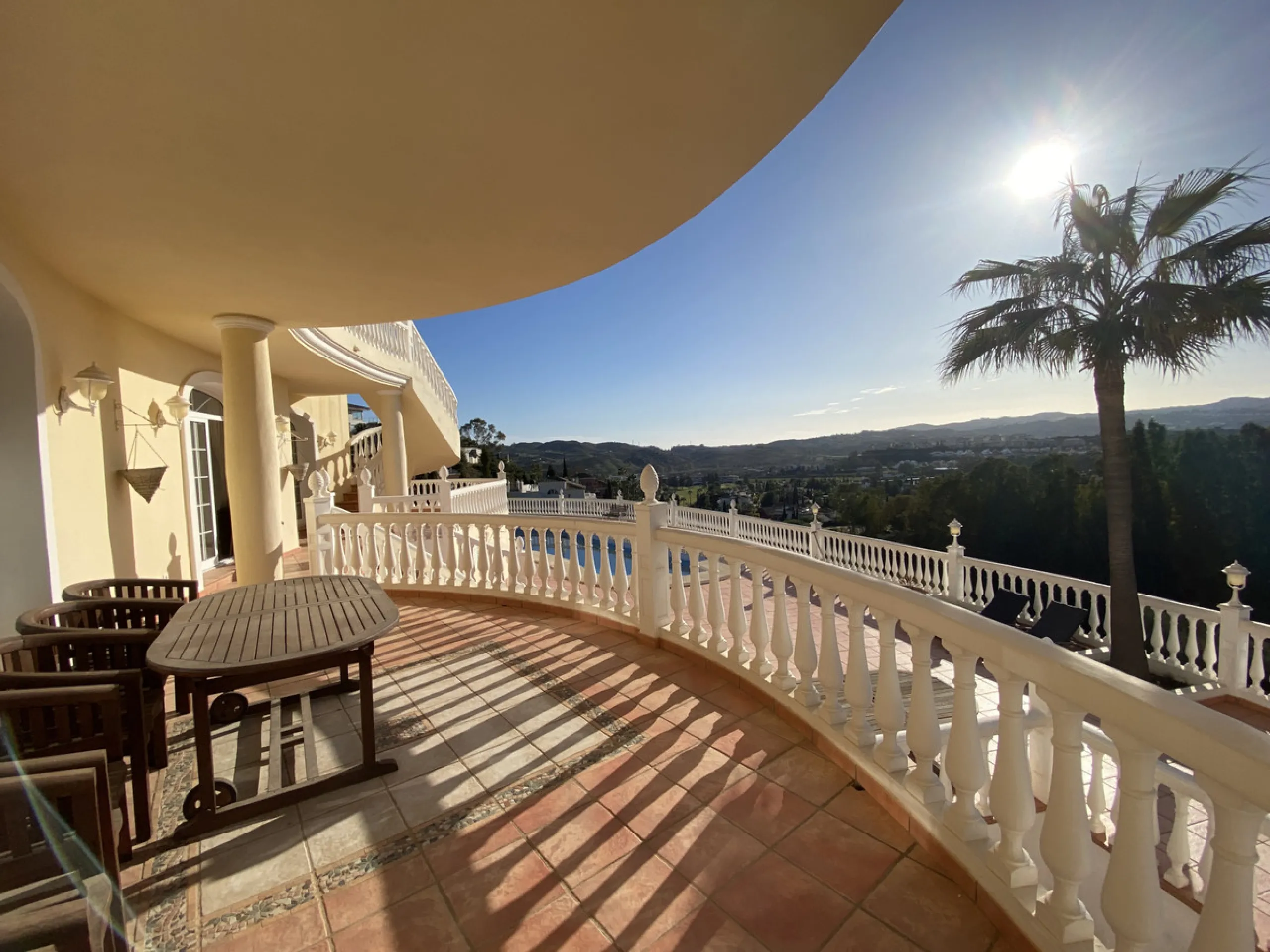 In my opinion the most impressive, front line golf villa with the most stuning views.  Situated on the popular Mijas Golf Urbanisation.  This is a fantastic location for golf enthusiasts and families alike with bars, restaurants and two 18 hole courses (L