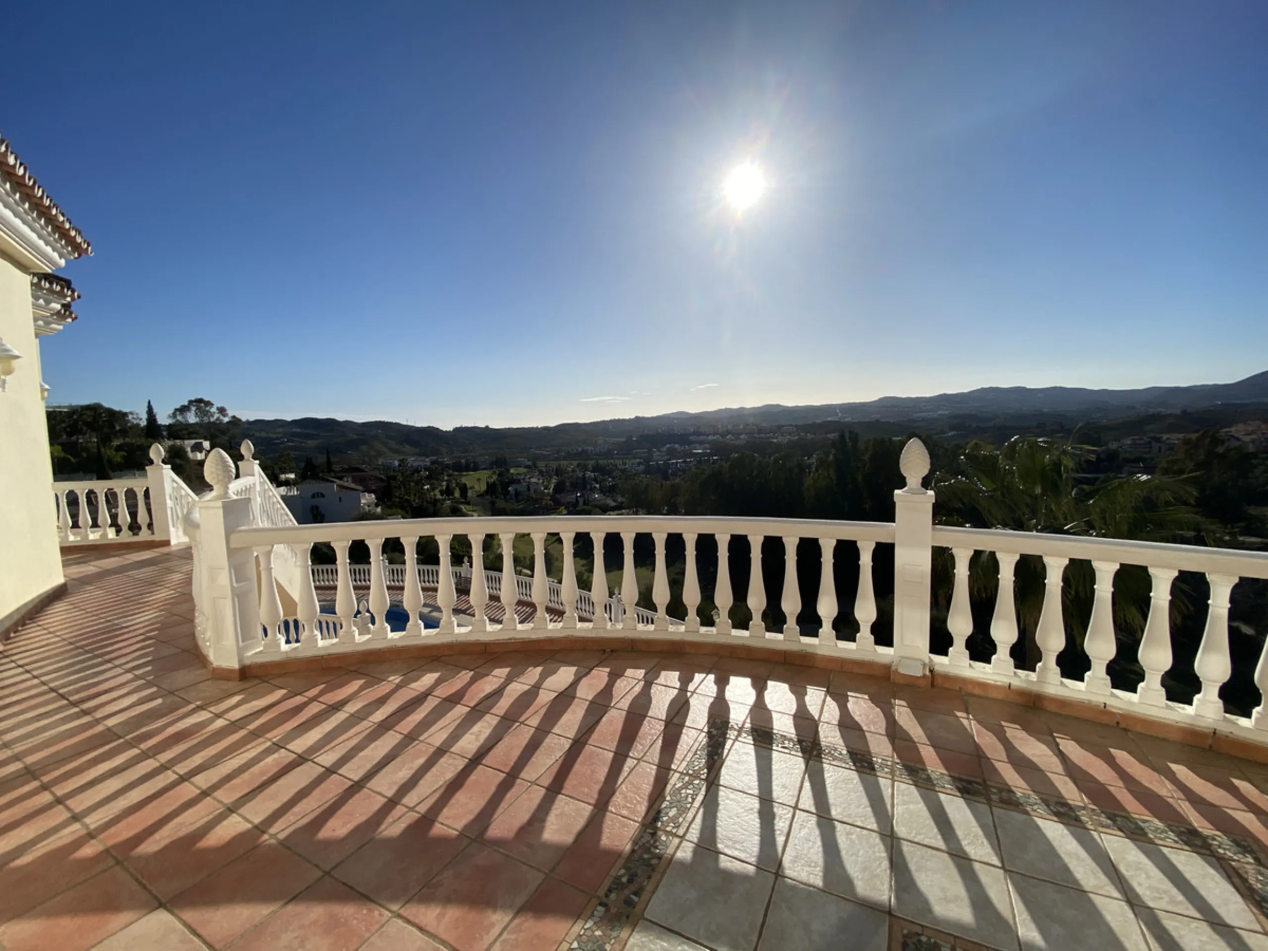 In my opinion the most impressive, front line golf villa with the most stuning views.  Situated on the popular Mijas Golf Urbanisation.  This is a fantastic location for golf enthusiasts and families alike with bars, restaurants and two 18 hole courses (L