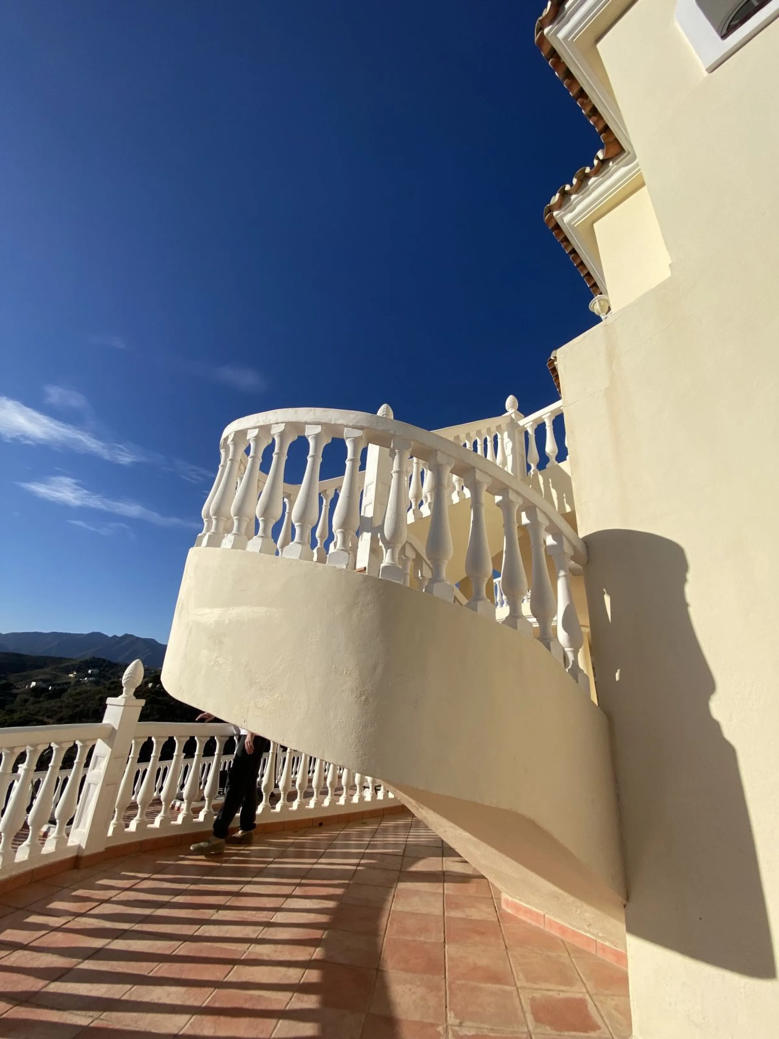 In my opinion the most impressive, front line golf villa with the most stuning views.  Situated on the popular Mijas Golf Urbanisation.  This is a fantastic location for golf enthusiasts and families alike with bars, restaurants and two 18 hole courses (L