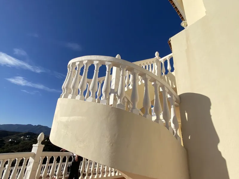 In my opinion the most impressive, front line golf villa with the most stuning views.  Situated on the popular Mijas Golf Urbanisation.  This is a fantastic location for golf enthusiasts and families alike with bars, restaurants and two 18 hole courses (L