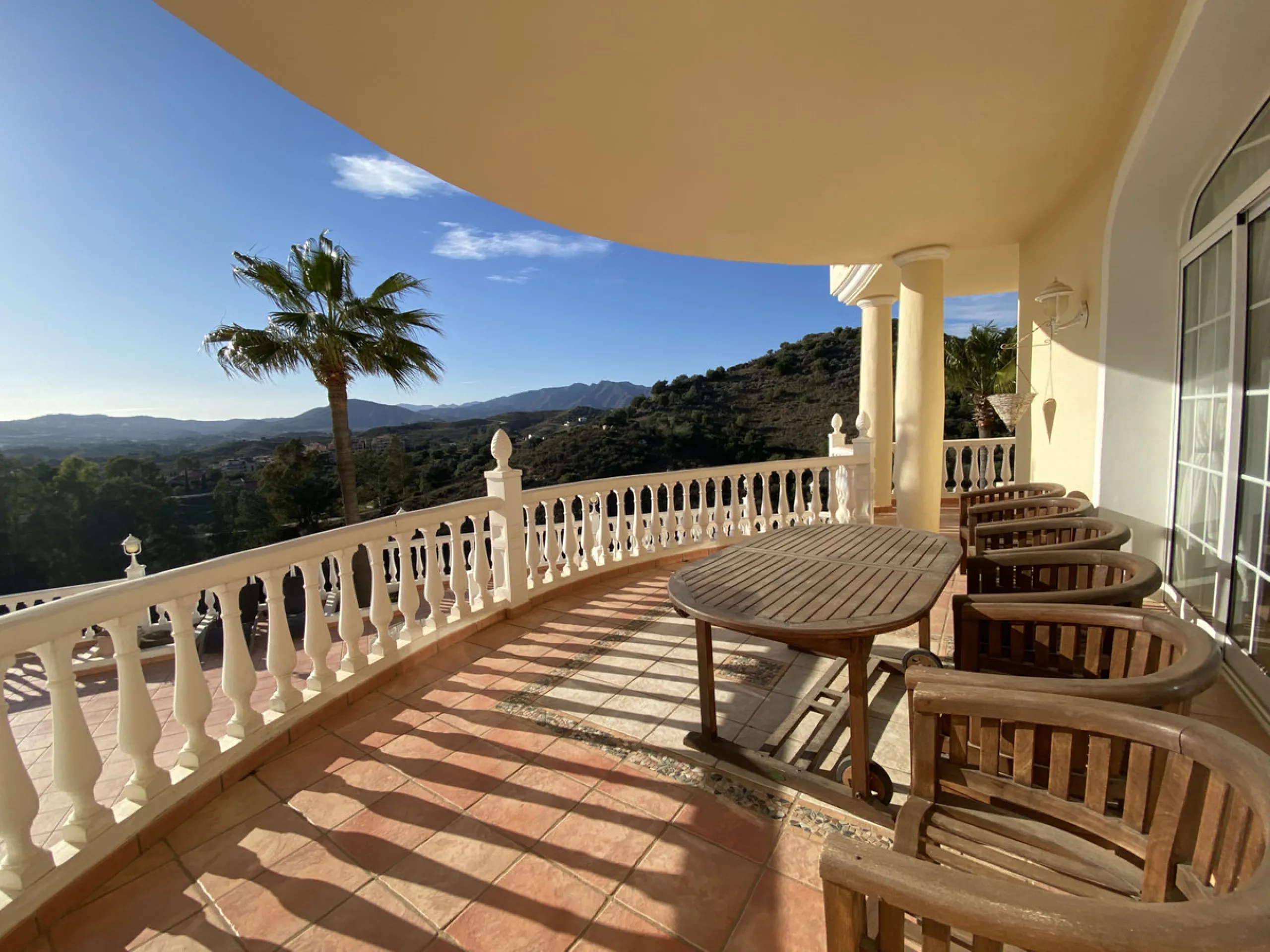 In my opinion the most impressive, front line golf villa with the most stuning views.  Situated on the popular Mijas Golf Urbanisation.  This is a fantastic location for golf enthusiasts and families alike with bars, restaurants and two 18 hole courses (L