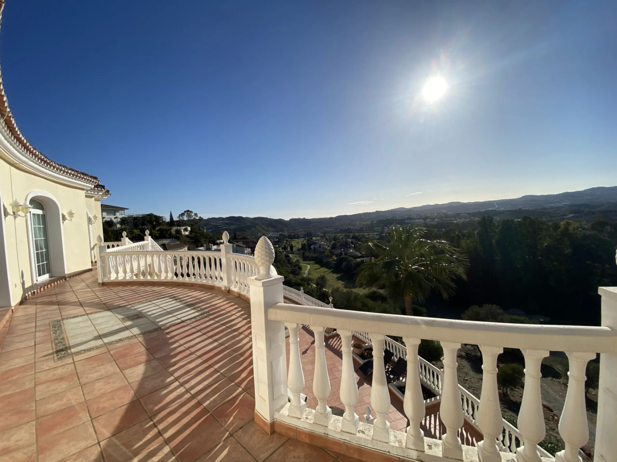 In my opinion the most impressive, front line golf villa with the most stuning views.  Situated on the popular Mijas Golf Urbanisation.  This is a fantastic location for golf enthusiasts and families alike with bars, restaurants and two 18 hole courses (L