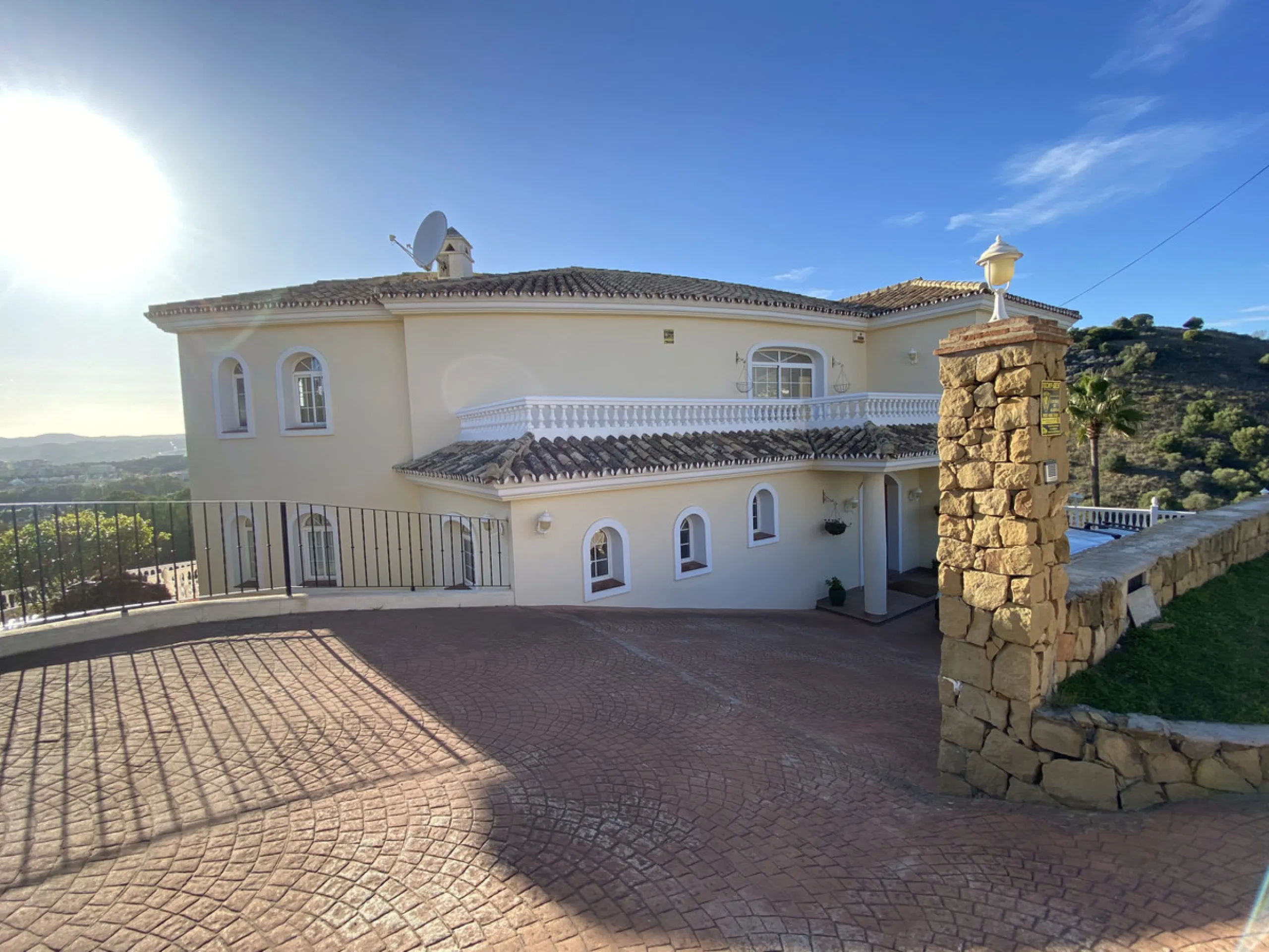 In my opinion the most impressive, front line golf villa with the most stuning views.  Situated on the popular Mijas Golf Urbanisation.  This is a fantastic location for golf enthusiasts and families alike with bars, restaurants and two 18 hole courses (L