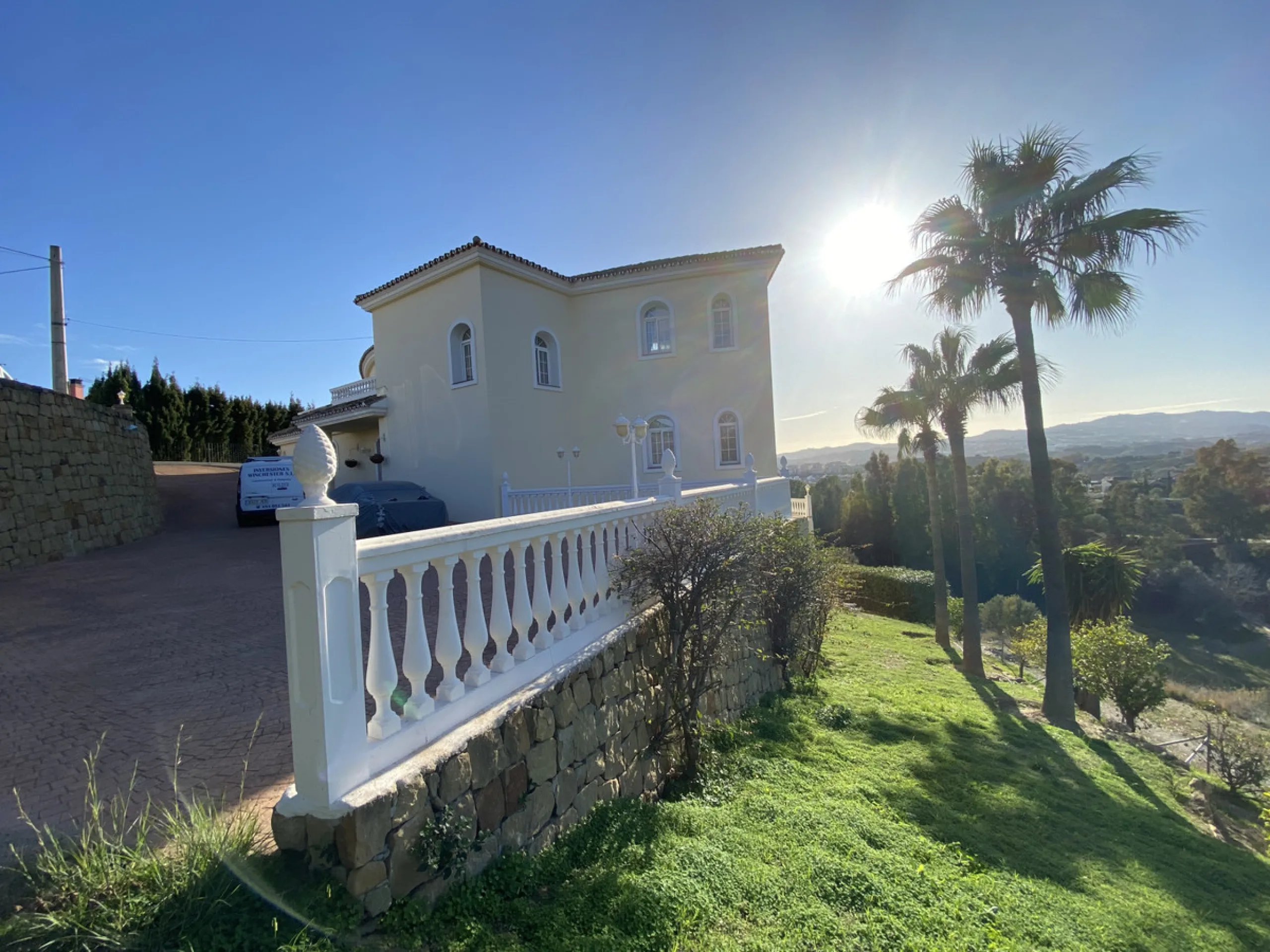 In my opinion the most impressive, front line golf villa with the most stuning views.  Situated on the popular Mijas Golf Urbanisation.  This is a fantastic location for golf enthusiasts and families alike with bars, restaurants and two 18 hole courses (L