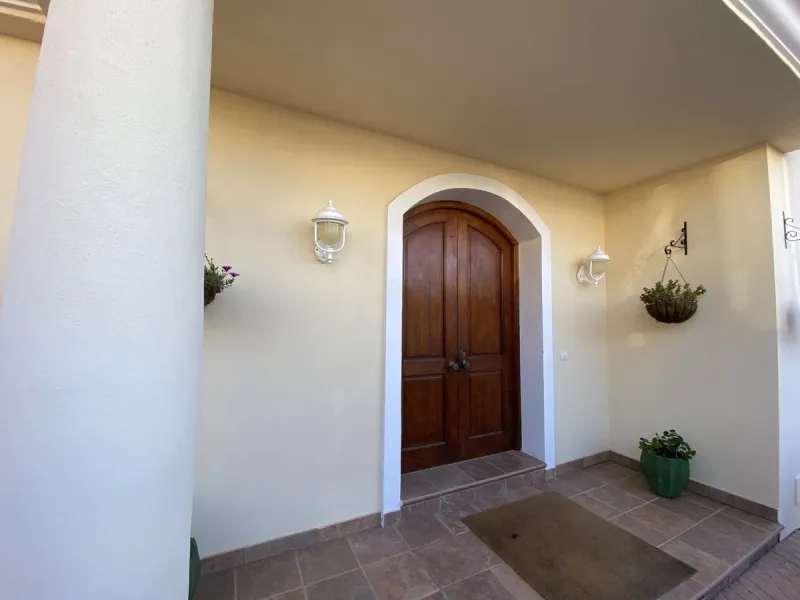 In my opinion the most impressive, front line golf villa with the most stuning views.  Situated on the popular Mijas Golf Urbanisation.  This is a fantastic location for golf enthusiasts and families alike with bars, restaurants and two 18 hole courses (L