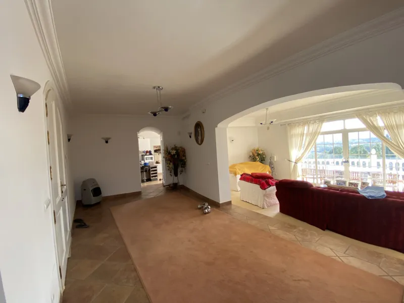 In my opinion the most impressive, front line golf villa with the most stuning views.  Situated on the popular Mijas Golf Urbanisation.  This is a fantastic location for golf enthusiasts and families alike with bars, restaurants and two 18 hole courses (L