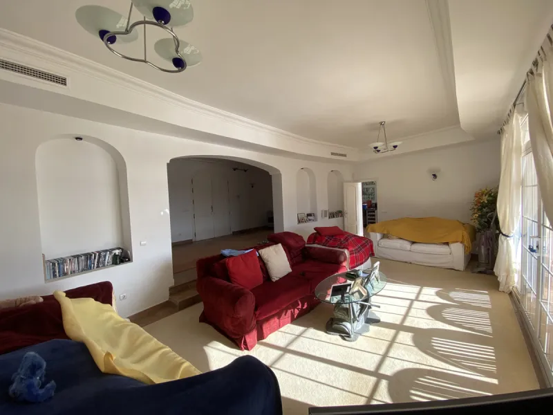 In my opinion the most impressive, front line golf villa with the most stuning views.  Situated on the popular Mijas Golf Urbanisation.  This is a fantastic location for golf enthusiasts and families alike with bars, restaurants and two 18 hole courses (L