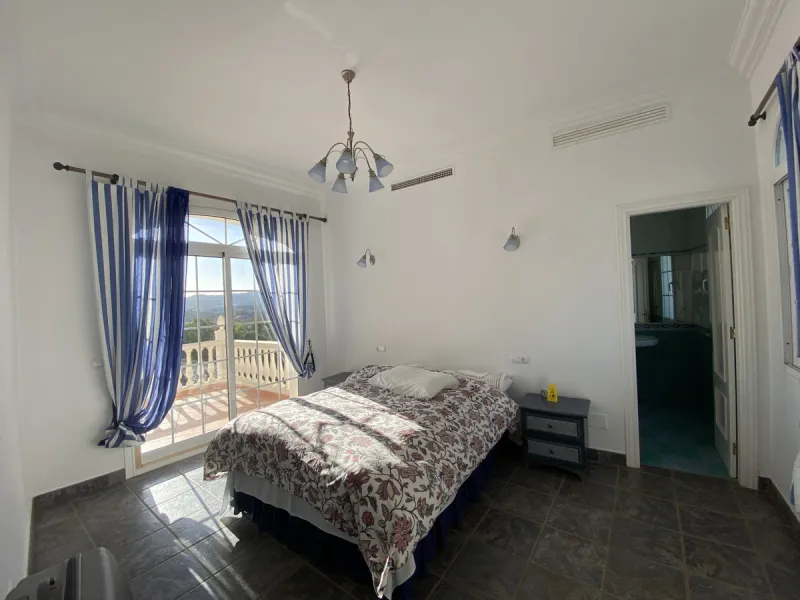 In my opinion the most impressive, front line golf villa with the most stuning views.  Situated on the popular Mijas Golf Urbanisation.  This is a fantastic location for golf enthusiasts and families alike with bars, restaurants and two 18 hole courses (L
