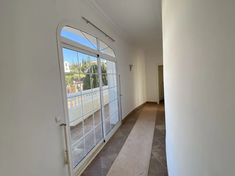 In my opinion the most impressive, front line golf villa with the most stuning views.  Situated on the popular Mijas Golf Urbanisation.  This is a fantastic location for golf enthusiasts and families alike with bars, restaurants and two 18 hole courses (L