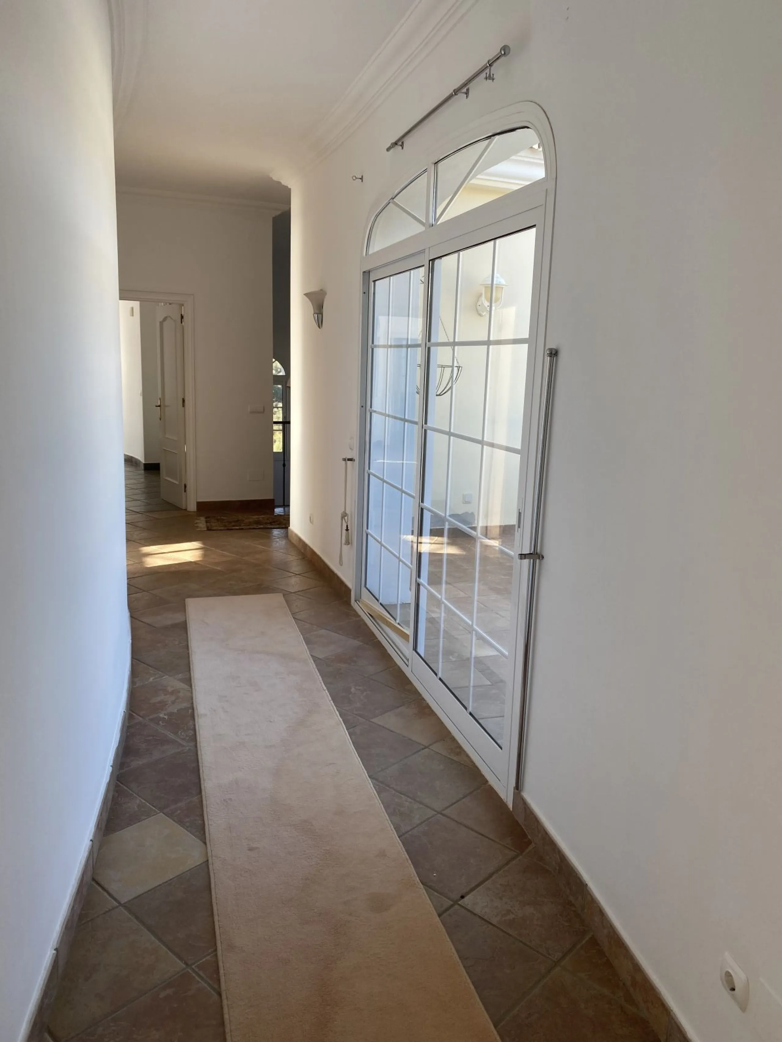 In my opinion the most impressive, front line golf villa with the most stuning views.  Situated on the popular Mijas Golf Urbanisation.  This is a fantastic location for golf enthusiasts and families alike with bars, restaurants and two 18 hole courses (L