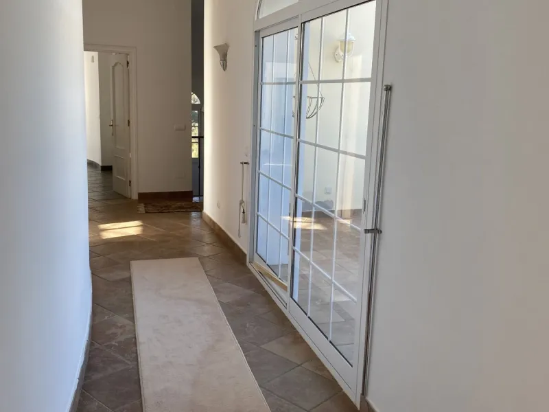In my opinion the most impressive, front line golf villa with the most stuning views.  Situated on the popular Mijas Golf Urbanisation.  This is a fantastic location for golf enthusiasts and families alike with bars, restaurants and two 18 hole courses (L