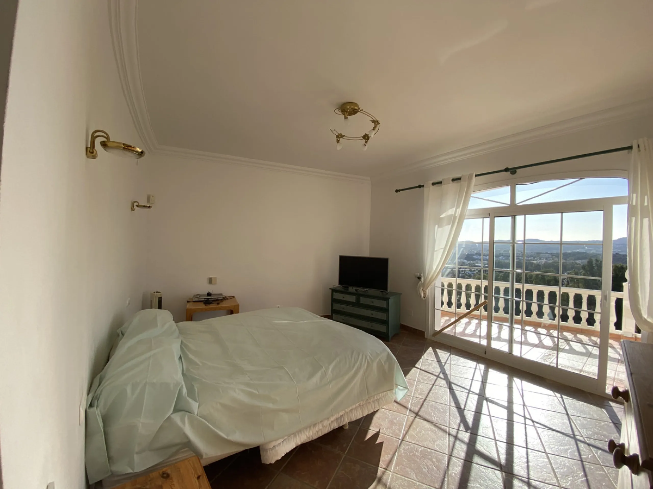 In my opinion the most impressive, front line golf villa with the most stuning views.  Situated on the popular Mijas Golf Urbanisation.  This is a fantastic location for golf enthusiasts and families alike with bars, restaurants and two 18 hole courses (L