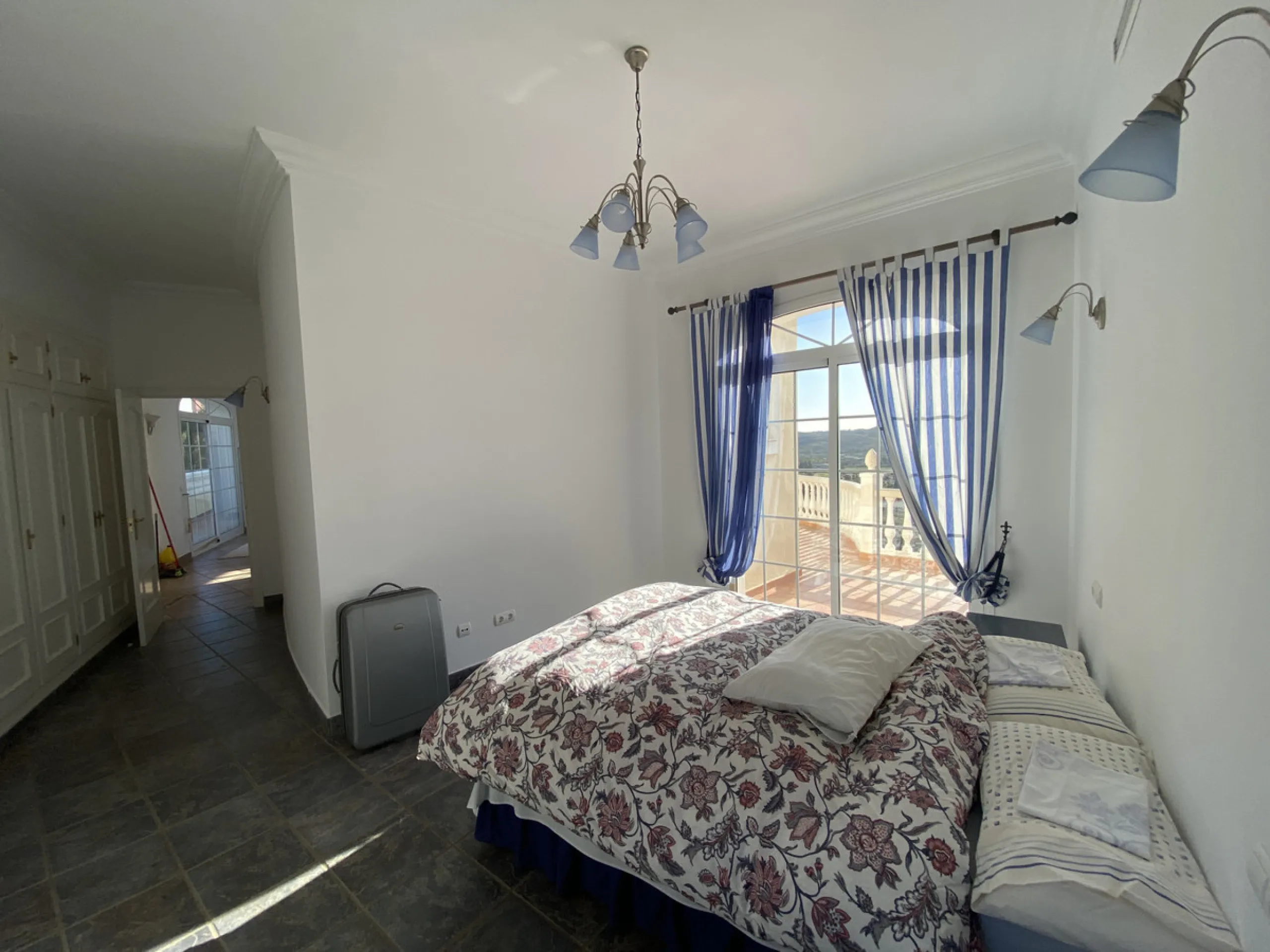 In my opinion the most impressive, front line golf villa with the most stuning views.  Situated on the popular Mijas Golf Urbanisation.  This is a fantastic location for golf enthusiasts and families alike with bars, restaurants and two 18 hole courses (L
