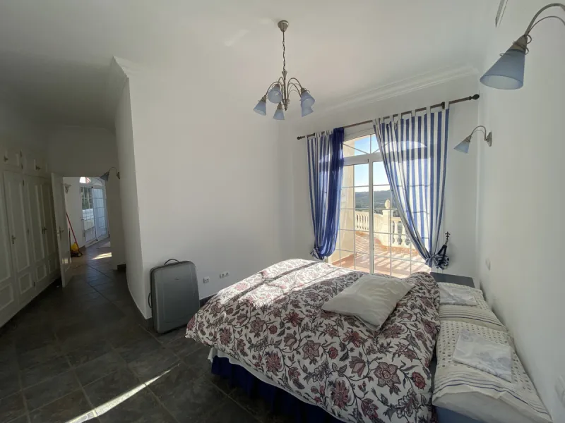 In my opinion the most impressive, front line golf villa with the most stuning views.  Situated on the popular Mijas Golf Urbanisation.  This is a fantastic location for golf enthusiasts and families alike with bars, restaurants and two 18 hole courses (L