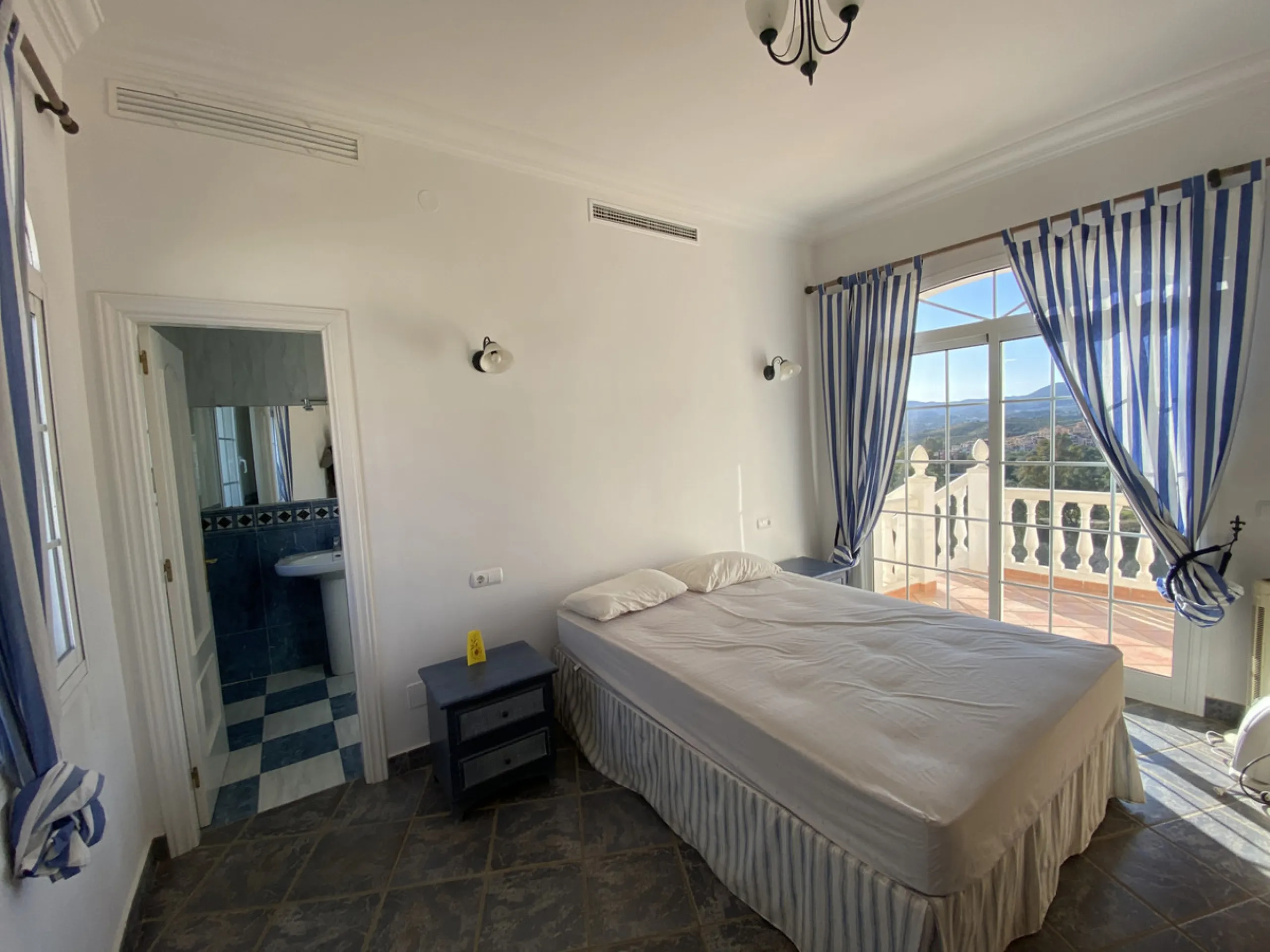 In my opinion the most impressive, front line golf villa with the most stuning views.  Situated on the popular Mijas Golf Urbanisation.  This is a fantastic location for golf enthusiasts and families alike with bars, restaurants and two 18 hole courses (L