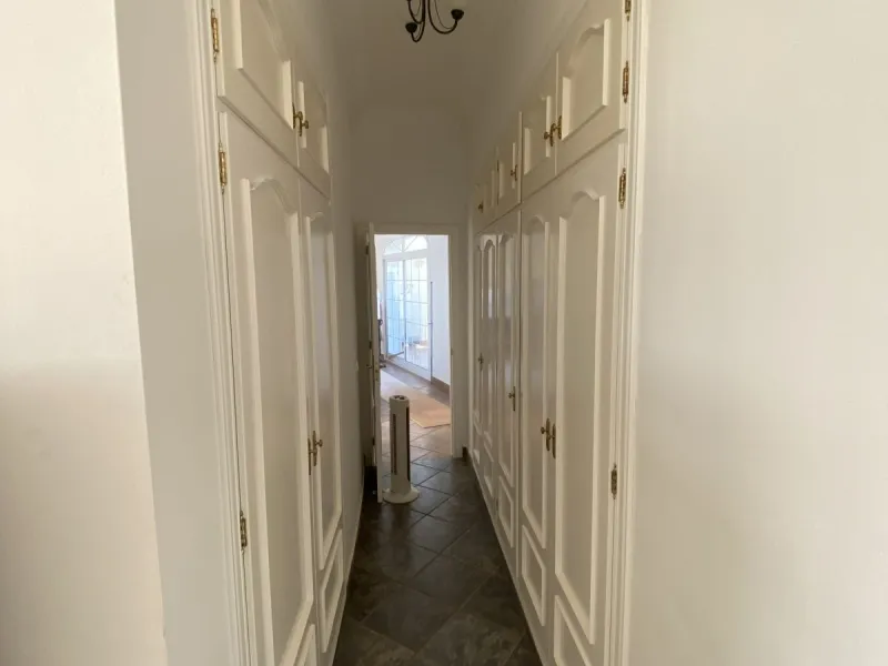 In my opinion the most impressive, front line golf villa with the most stuning views.  Situated on the popular Mijas Golf Urbanisation.  This is a fantastic location for golf enthusiasts and families alike with bars, restaurants and two 18 hole courses (L