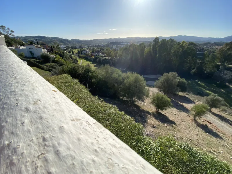 In my opinion the most impressive, front line golf villa with the most stuning views.  Situated on the popular Mijas Golf Urbanisation.  This is a fantastic location for golf enthusiasts and families alike with bars, restaurants and two 18 hole courses (L