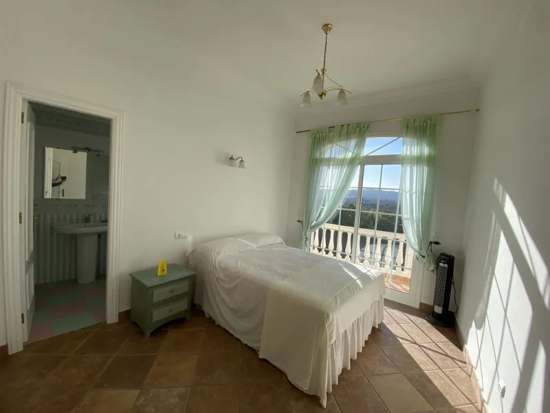 In my opinion the most impressive, front line golf villa with the most stuning views.  Situated on the popular Mijas Golf Urbanisation.  This is a fantastic location for golf enthusiasts and families alike with bars, restaurants and two 18 hole courses (L