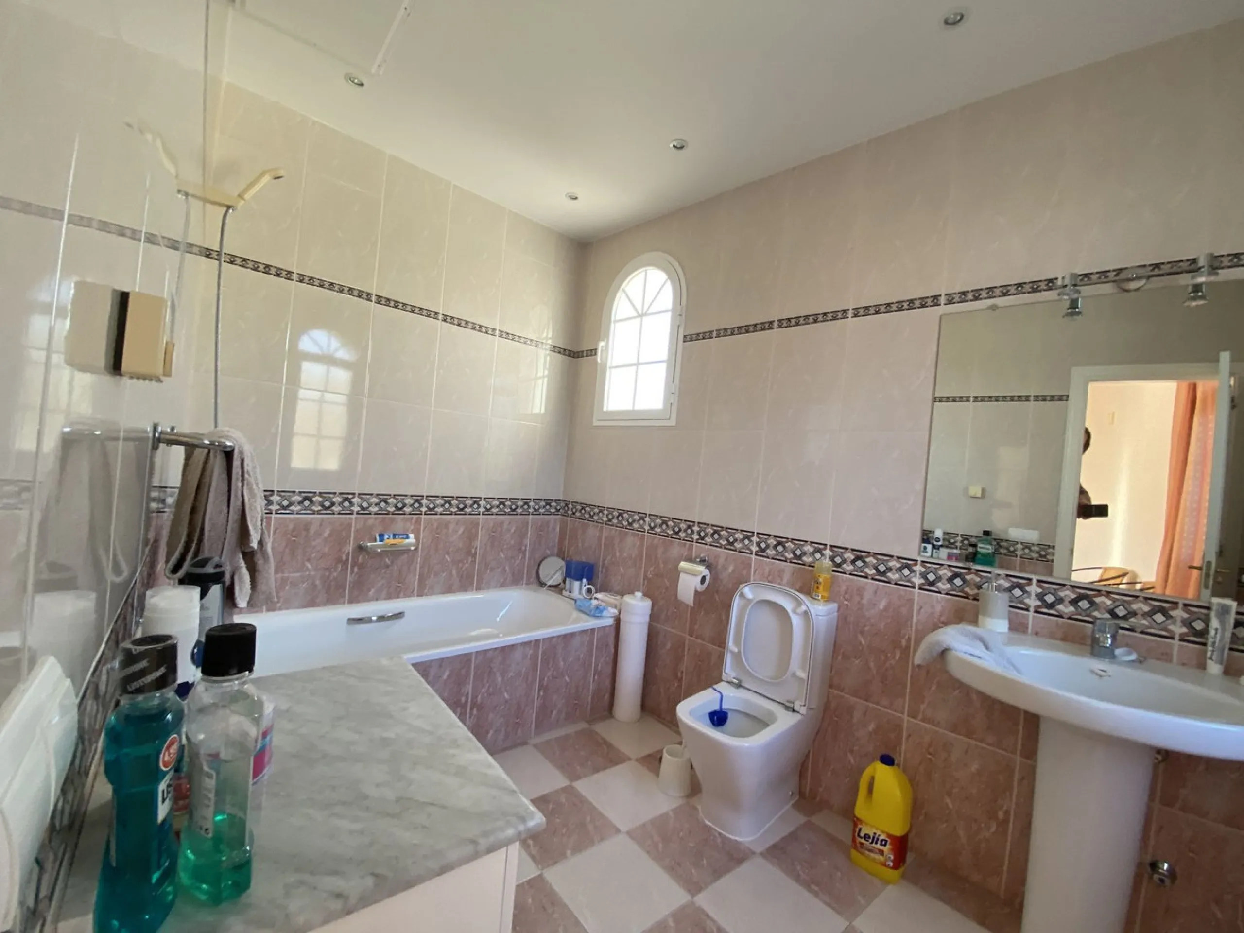 In my opinion the most impressive, front line golf villa with the most stuning views.  Situated on the popular Mijas Golf Urbanisation.  This is a fantastic location for golf enthusiasts and families alike with bars, restaurants and two 18 hole courses (L