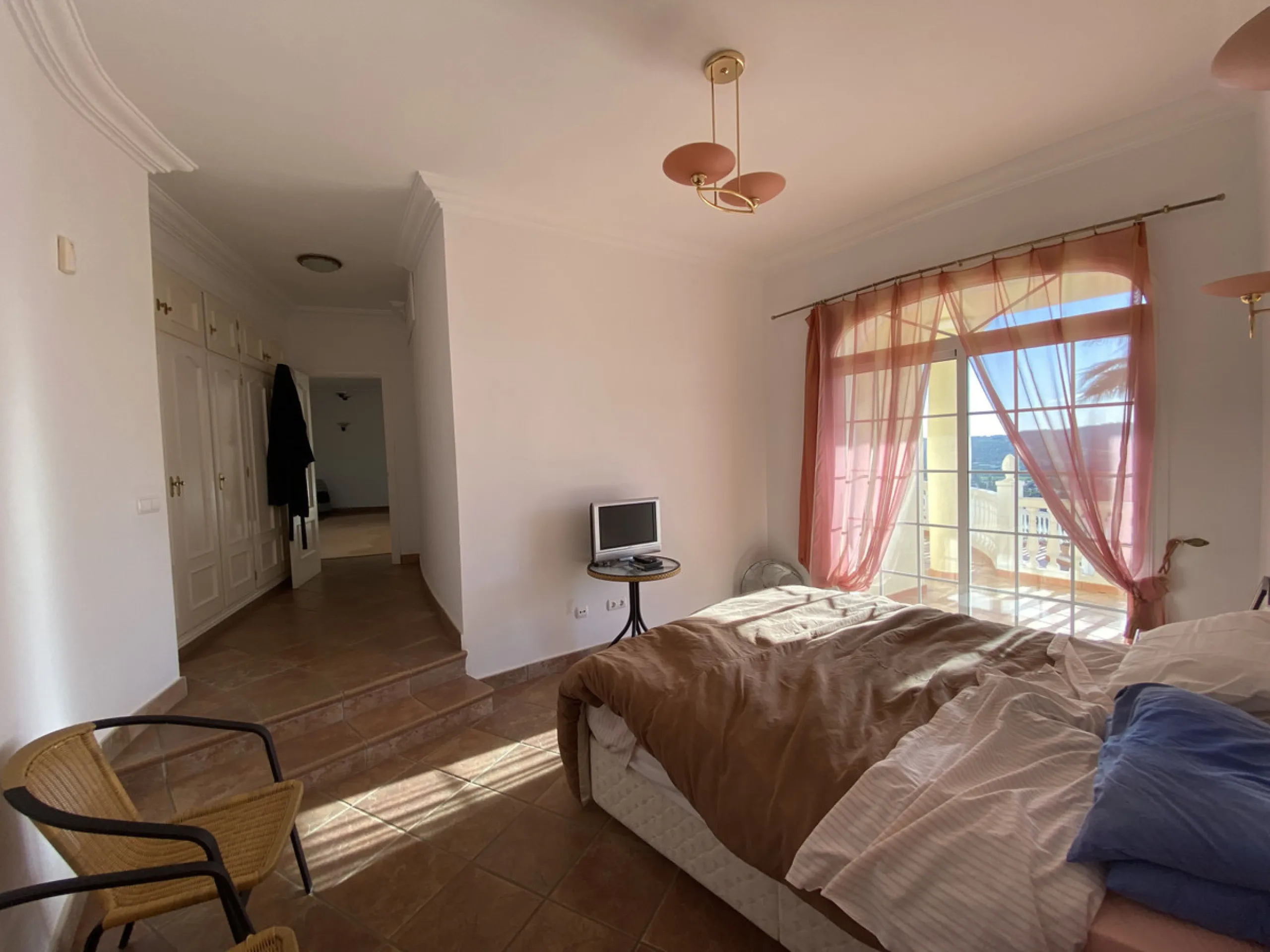 In my opinion the most impressive, front line golf villa with the most stuning views.  Situated on the popular Mijas Golf Urbanisation.  This is a fantastic location for golf enthusiasts and families alike with bars, restaurants and two 18 hole courses (L