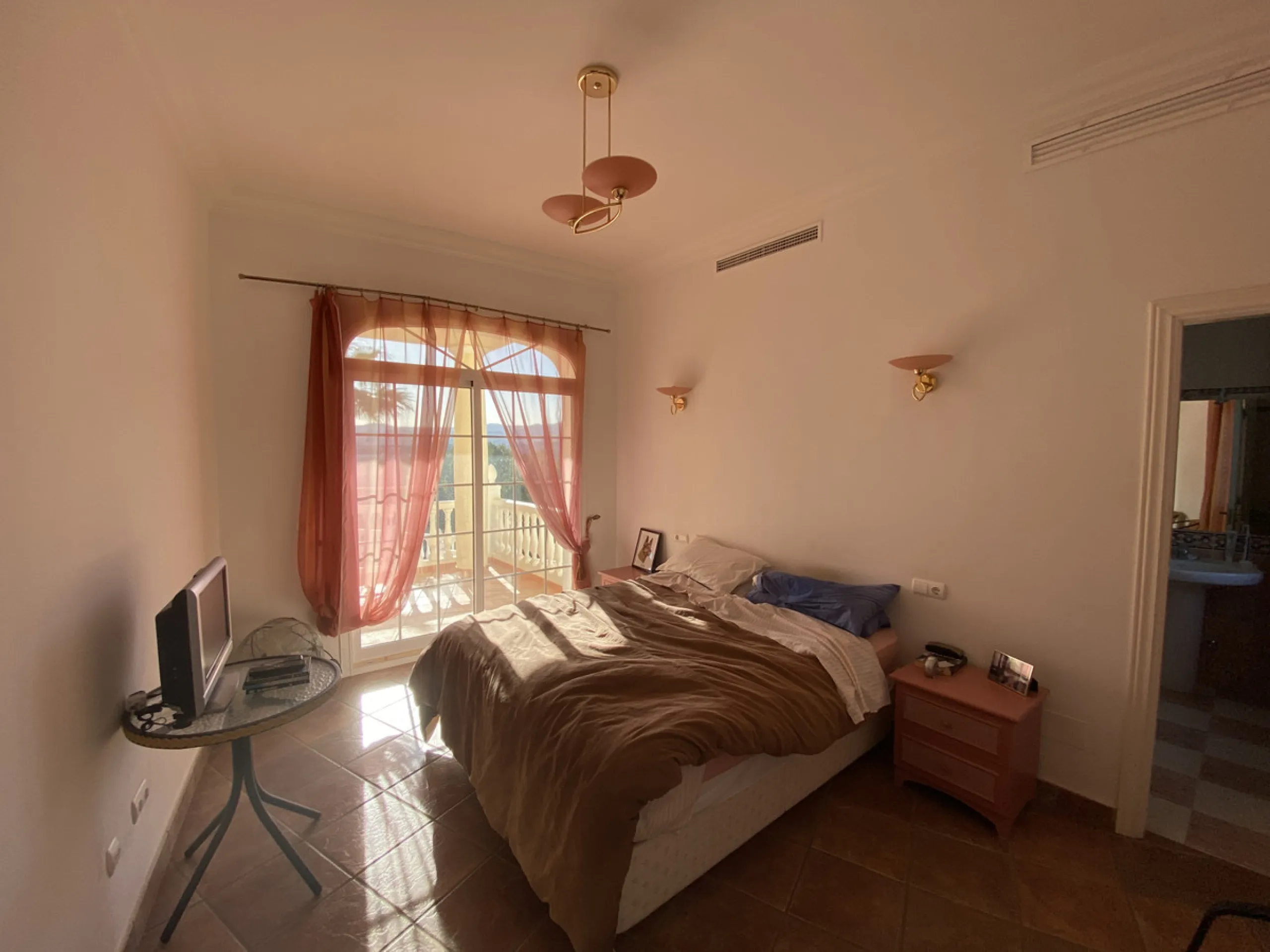 In my opinion the most impressive, front line golf villa with the most stuning views.  Situated on the popular Mijas Golf Urbanisation.  This is a fantastic location for golf enthusiasts and families alike with bars, restaurants and two 18 hole courses (L
