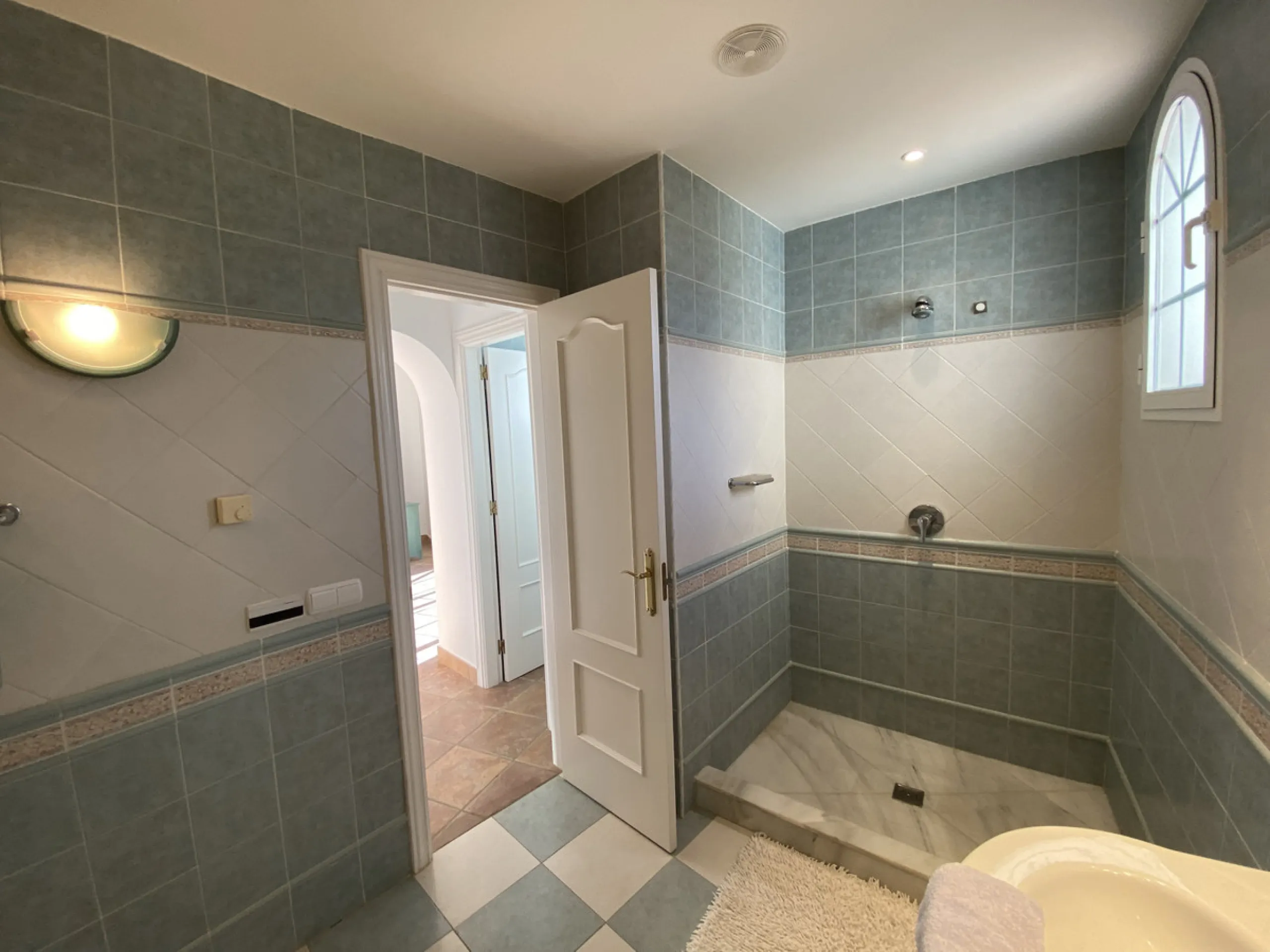In my opinion the most impressive, front line golf villa with the most stuning views.  Situated on the popular Mijas Golf Urbanisation.  This is a fantastic location for golf enthusiasts and families alike with bars, restaurants and two 18 hole courses (L
