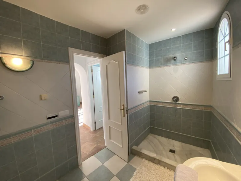 In my opinion the most impressive, front line golf villa with the most stuning views.  Situated on the popular Mijas Golf Urbanisation.  This is a fantastic location for golf enthusiasts and families alike with bars, restaurants and two 18 hole courses (L