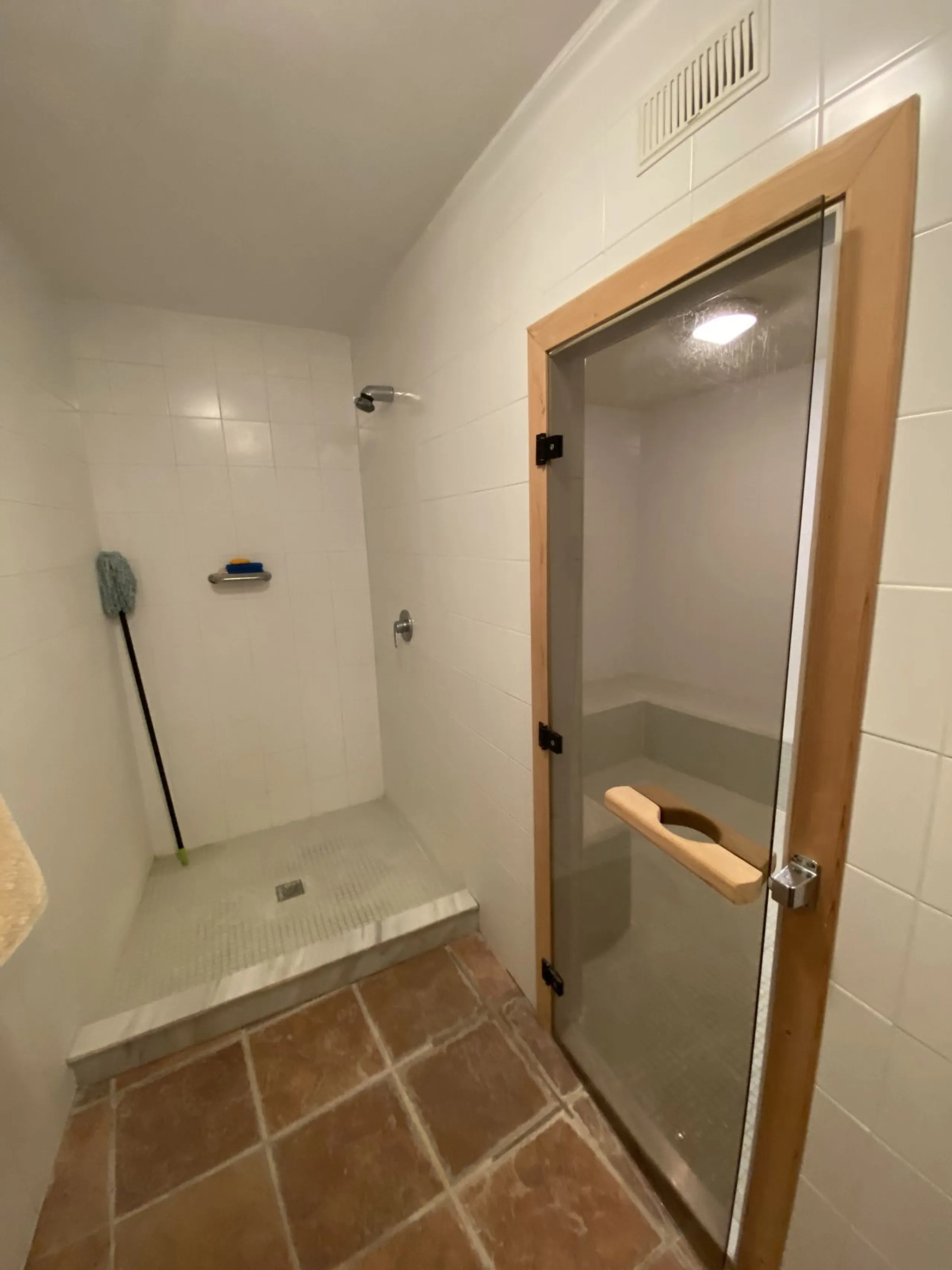 In my opinion the most impressive, front line golf villa with the most stuning views.  Situated on the popular Mijas Golf Urbanisation.  This is a fantastic location for golf enthusiasts and families alike with bars, restaurants and two 18 hole courses (L