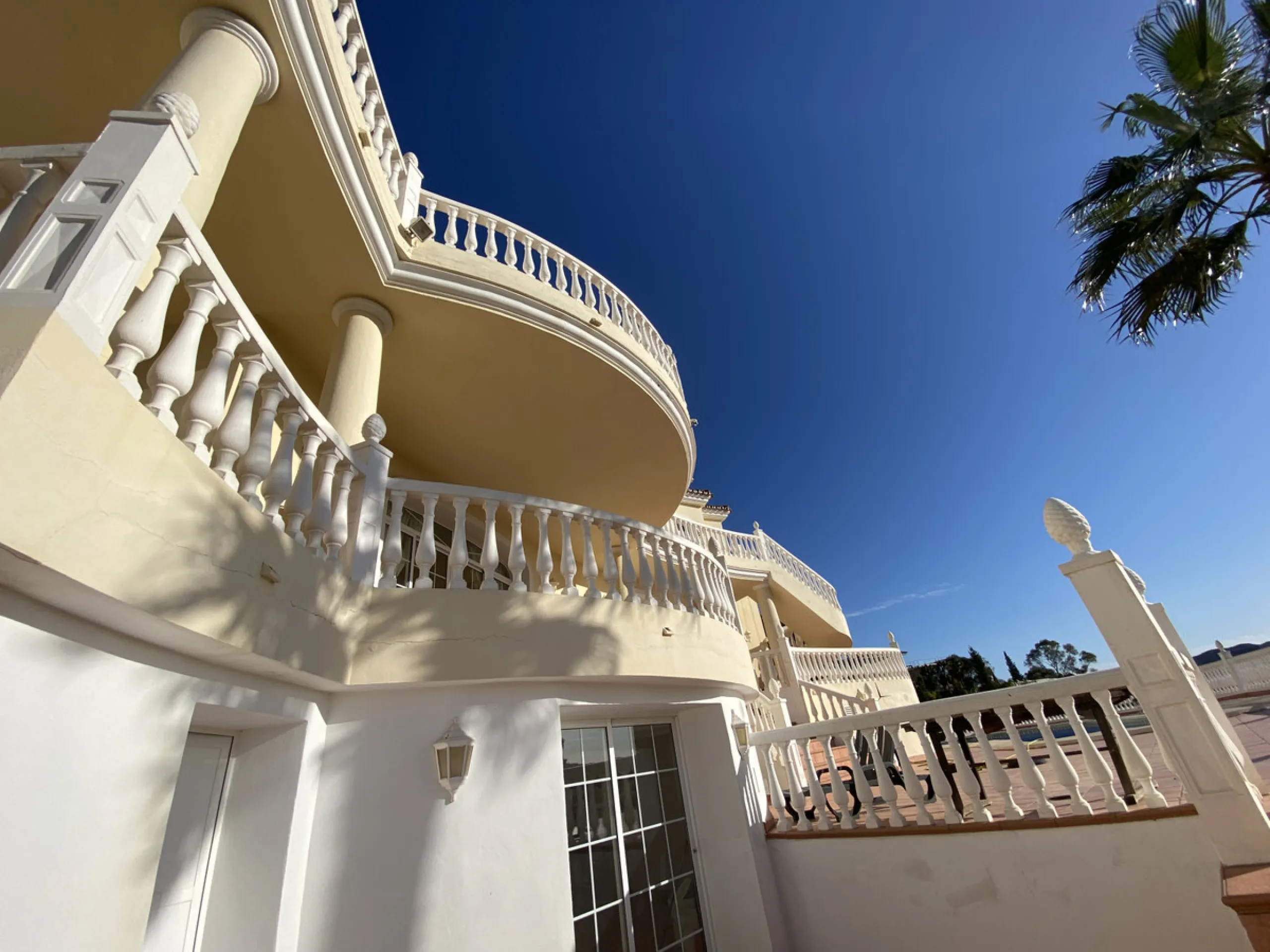 In my opinion the most impressive, front line golf villa with the most stuning views.  Situated on the popular Mijas Golf Urbanisation.  This is a fantastic location for golf enthusiasts and families alike with bars, restaurants and two 18 hole courses (L