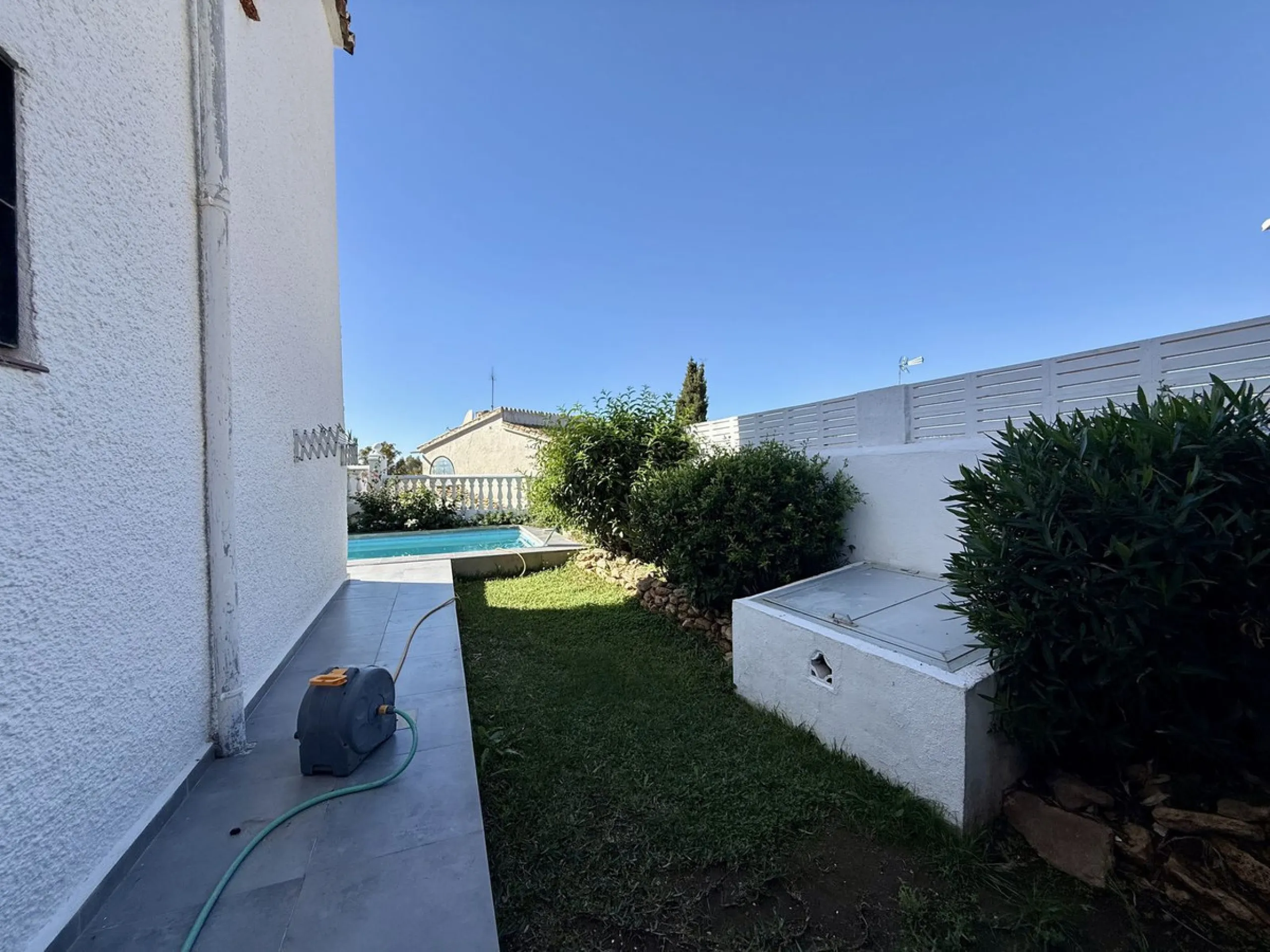 House - Semi-Detached House в продаже в Mijas, Málaga. В доме 3 спален и 2 ванных комнат. Площадь дома 133 м². Площадь участка 215 м²