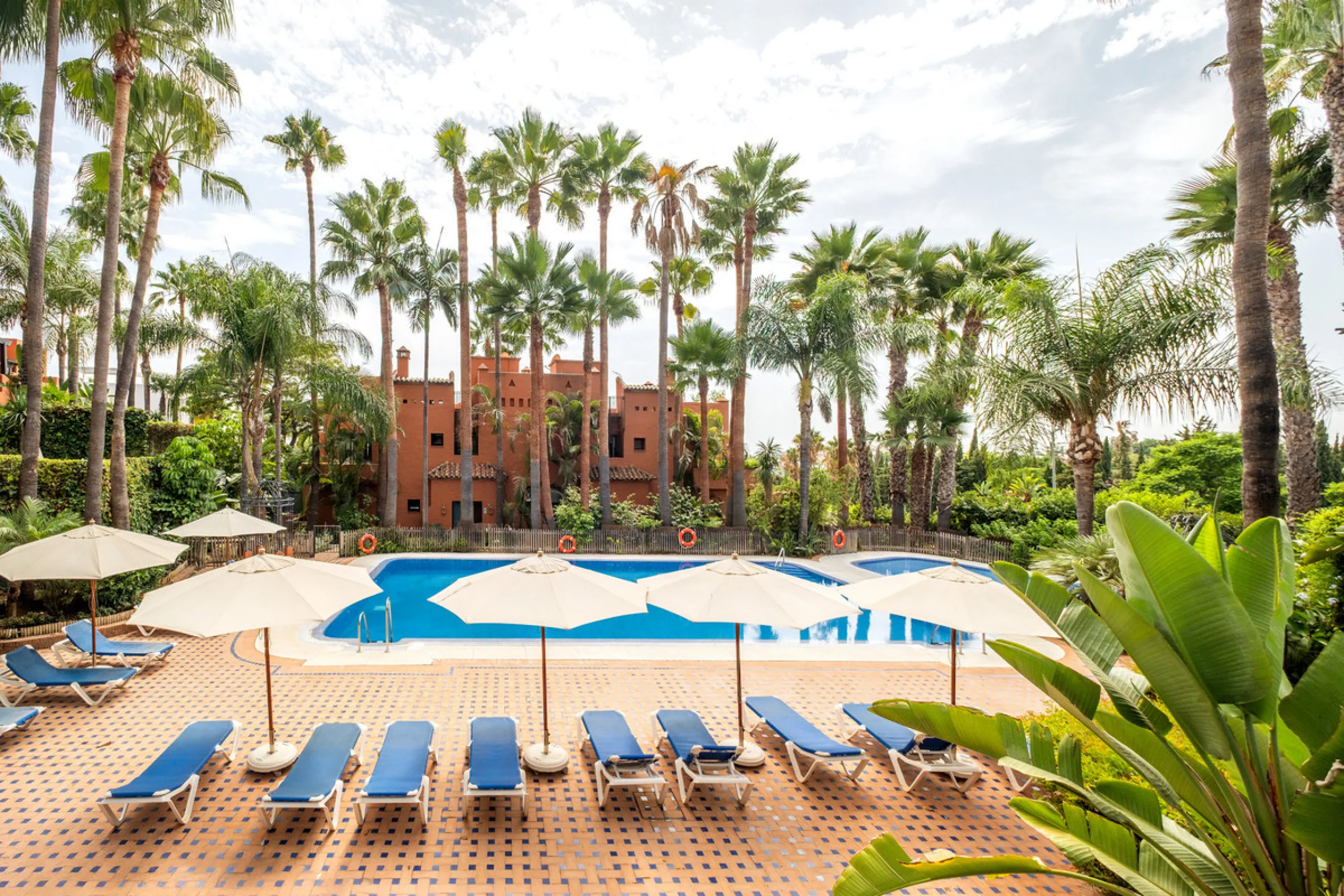 Just a short walk from Puente Romano and the beach, this fully renovated corner-unit villa is located in the exclusive gated community of Monte Marbella Club, with only 17 homes.