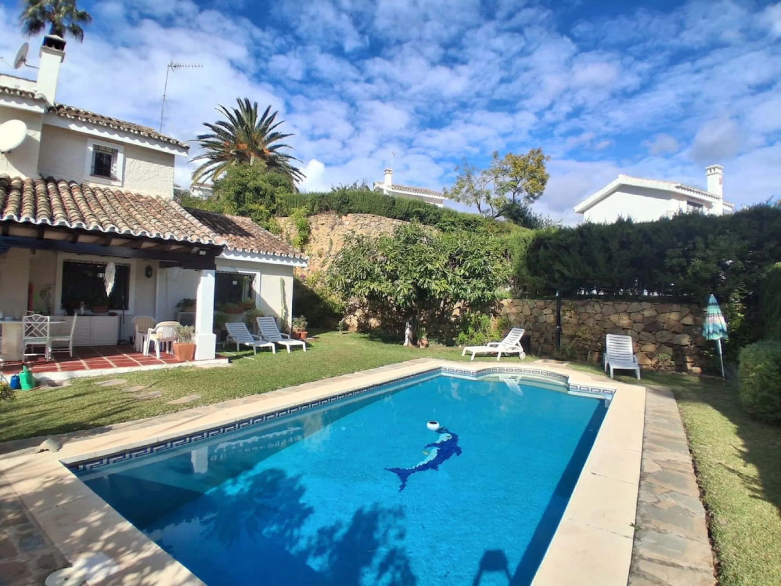Nestled in the heart of Calahonda, Mijas, this captivating detached villa offers a harmonious blend of comfort and elegance. Boasting four Double bedrooms and two well-appointed bathrooms. This home is designed for those who appreciate luxury and style.