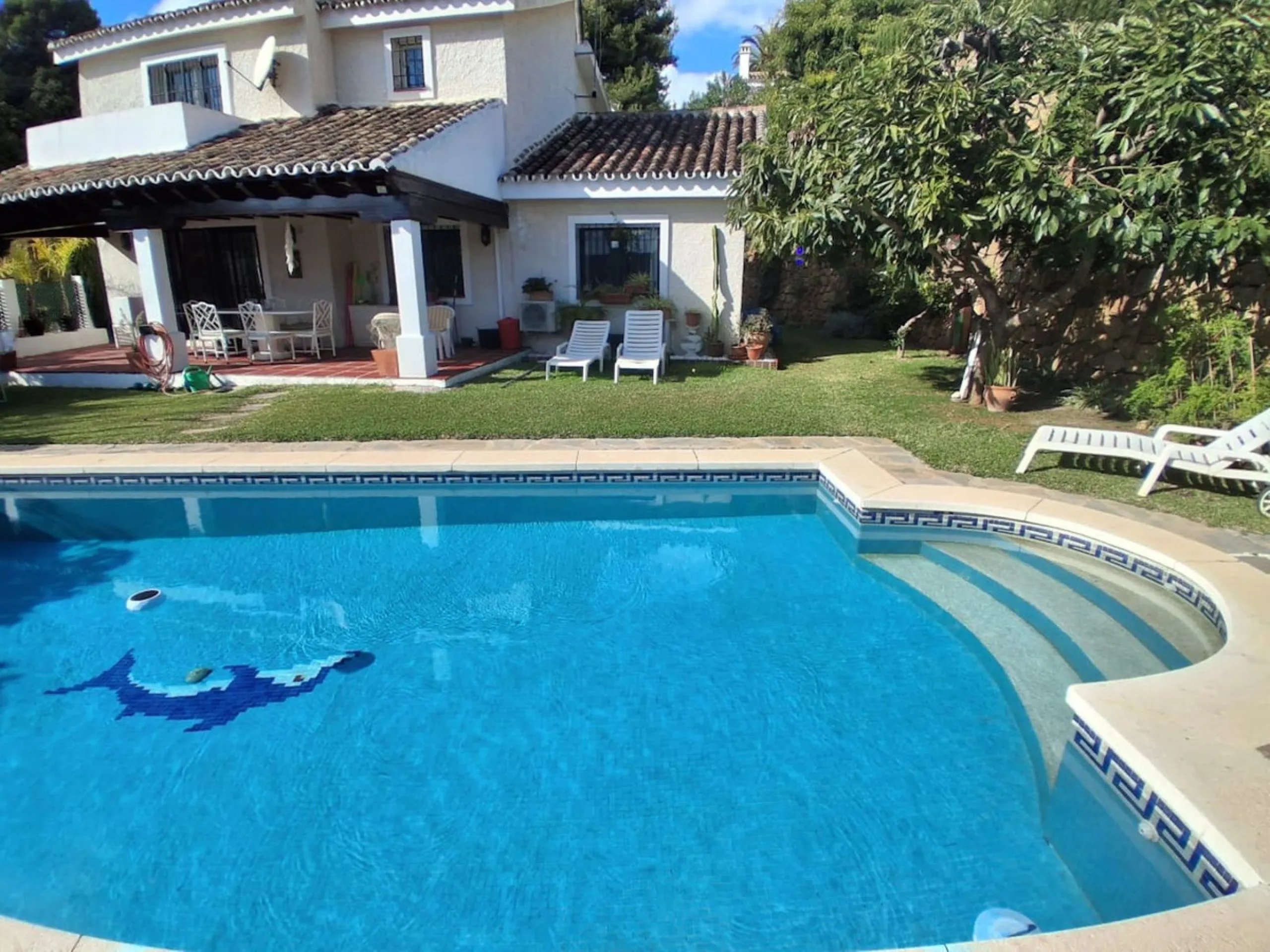 Nestled in the heart of Calahonda, Mijas, this captivating detached villa offers a harmonious blend of comfort and elegance. Boasting four Double bedrooms and two well-appointed bathrooms. This home is designed for those who appreciate luxury and style.