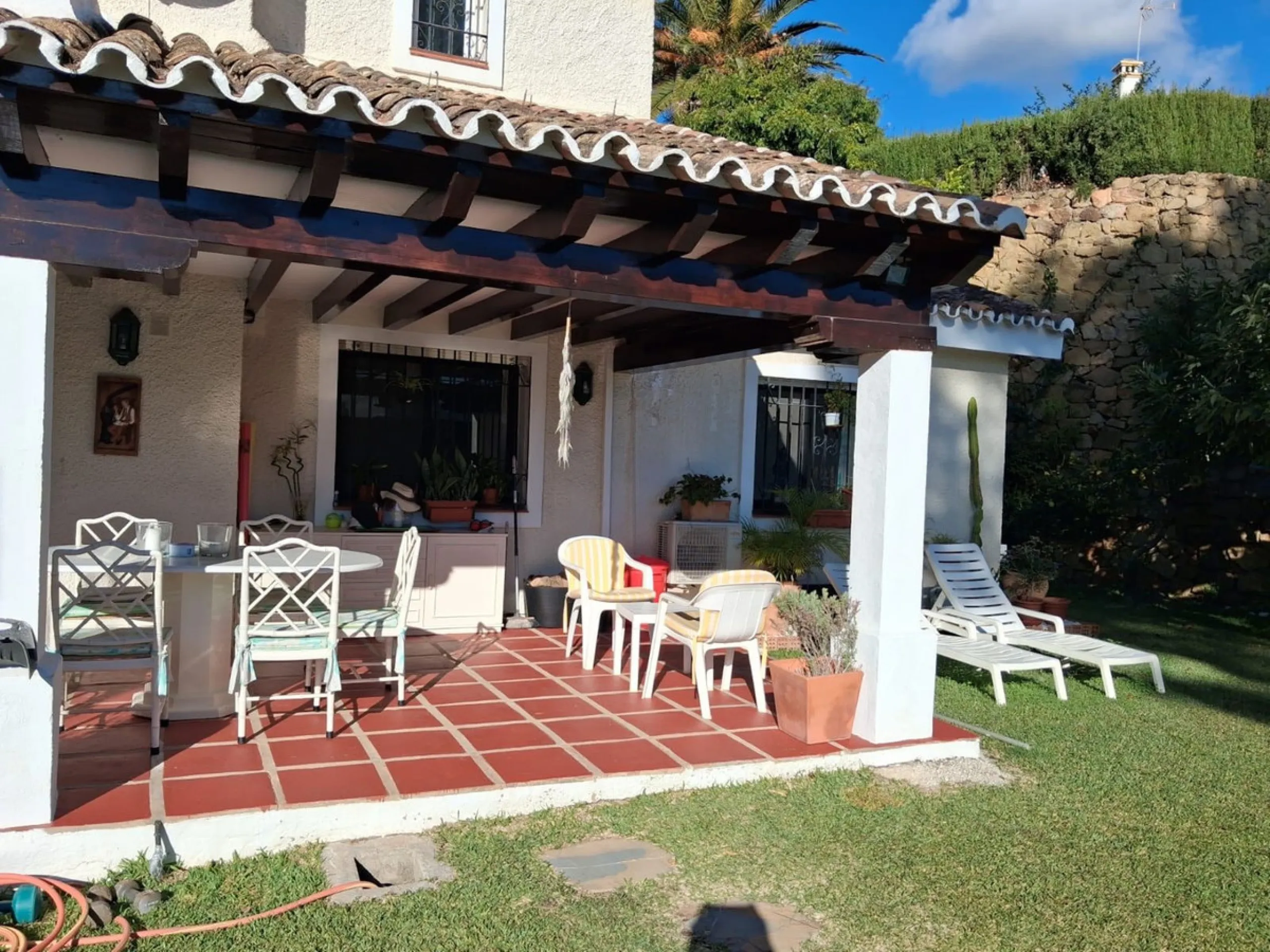 Nestled in the heart of Calahonda, Mijas, this captivating detached villa offers a harmonious blend of comfort and elegance. Boasting four Double bedrooms and two well-appointed bathrooms. This home is designed for those who appreciate luxury and style.