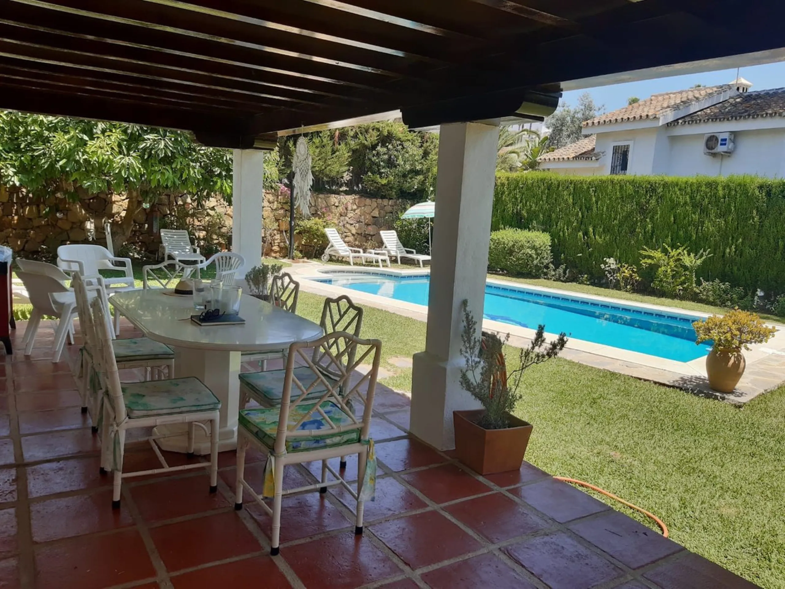 Nestled in the heart of Calahonda, Mijas, this captivating detached villa offers a harmonious blend of comfort and elegance. Boasting four Double bedrooms and two well-appointed bathrooms. This home is designed for those who appreciate luxury and style.